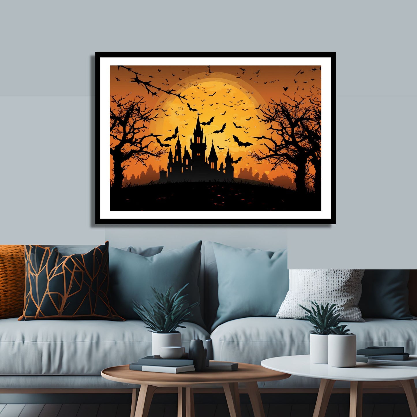 Creepy plakat med motiv av Halloween slott ved fullmåne. Motivet viser nattmørke med flaggermus og lys i vinduene. Bildet som har en hvit kant, er rammet inn i sort ramme og henger på en vegg over en sofa.