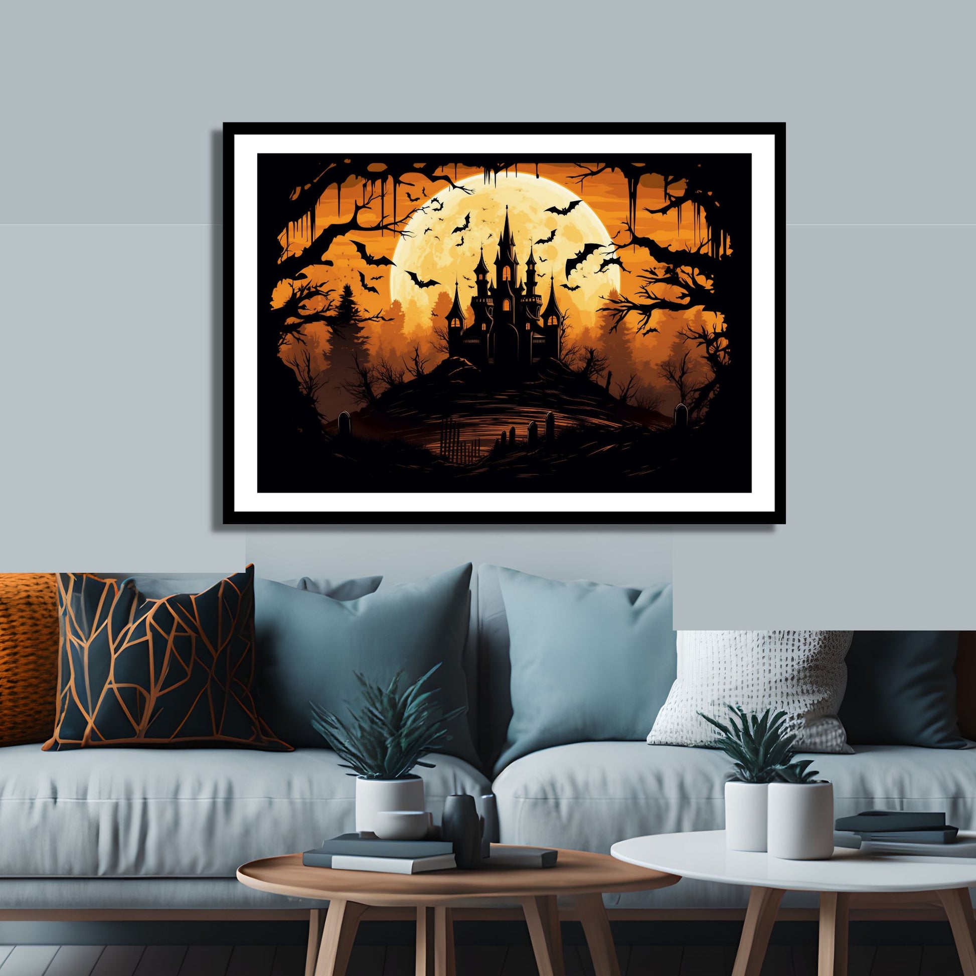 Creepy plakat med motiv av Halloween slott ved fullmåne. Motivet viser nattmørke med flaggermus og lys i vinduene. Bildet som har en hvit kant, er rammet inn i sort ramme og henger på en vegg over en sofa.