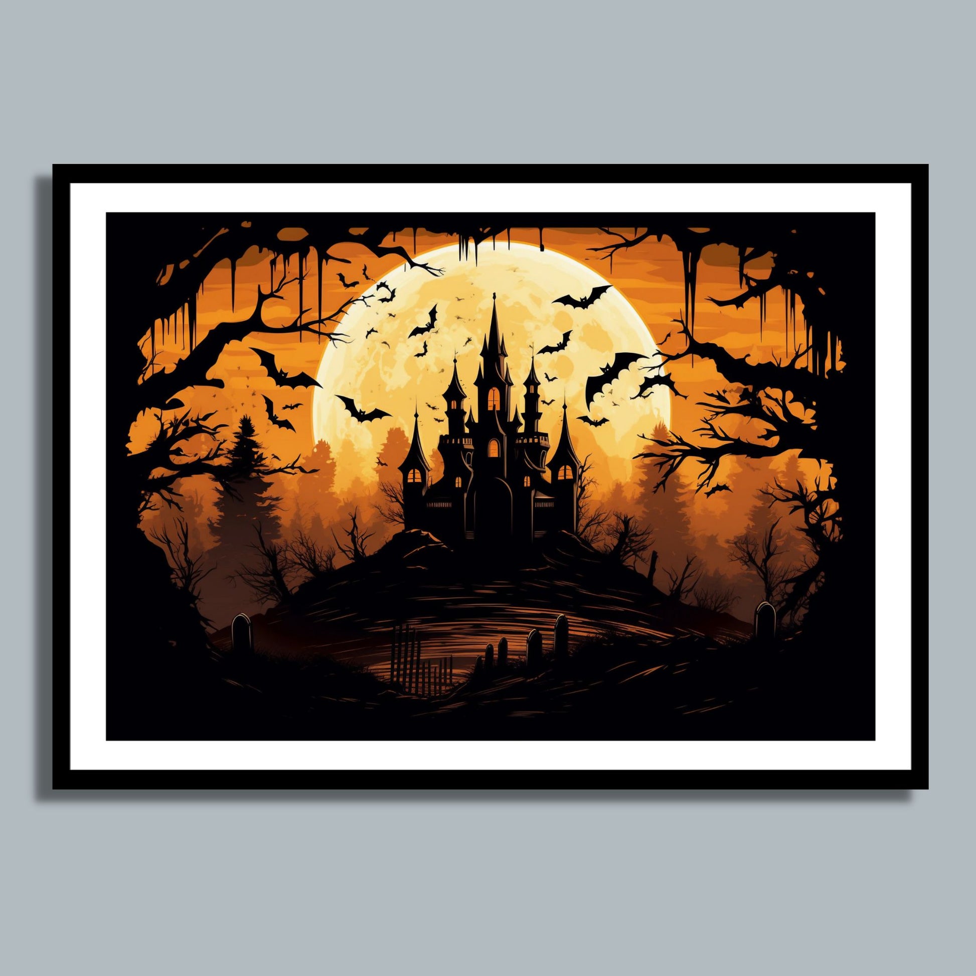 Creepy plakat med motiv av Halloween slott ved fullmåne. Motivet viser nattmørke med flaggermus og lys i vinduene. Bildet som har en hvit kant, er rammet inn i sort ramme og henger på en vegg.