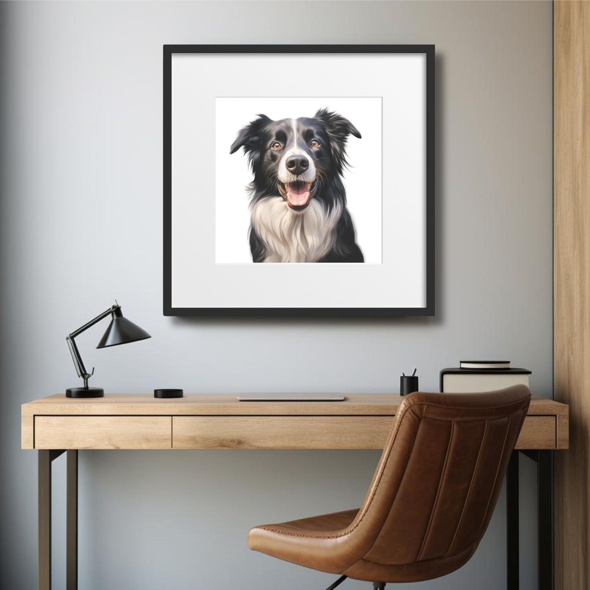 Dette livlige motivet viser en lykkelig border collie med sitt karakteristiske uttrykk, klar til å bringe et smil til ansiktet til enhver dyreelsker. Illustrasjonsfoto viser motivet i sort ramme på en vegg over et skrivebord.