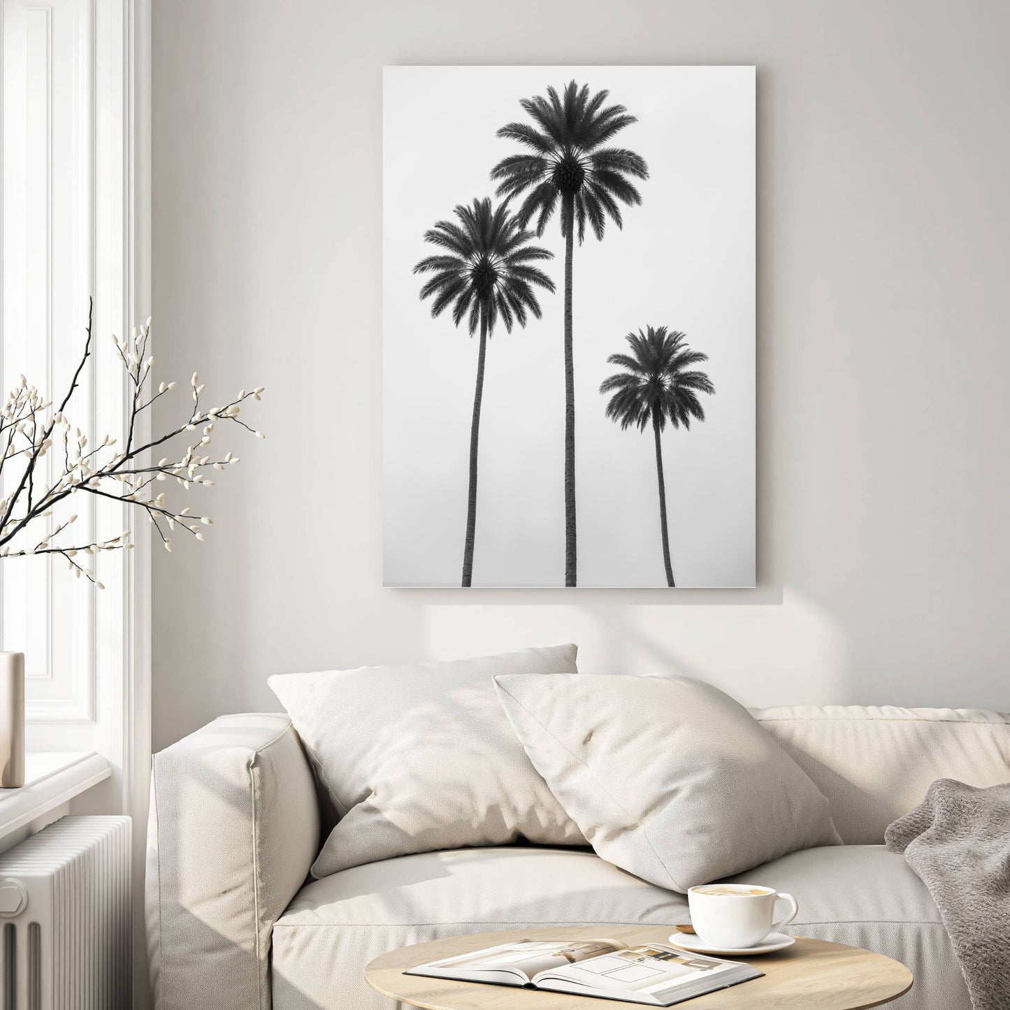 Minimalistisk svart-hvitt-motivet av tre majestetiske palmer langs stranden som skaper en tidløs og avslappende atmosfære. Illustrasjon viser motivet på lerret.
