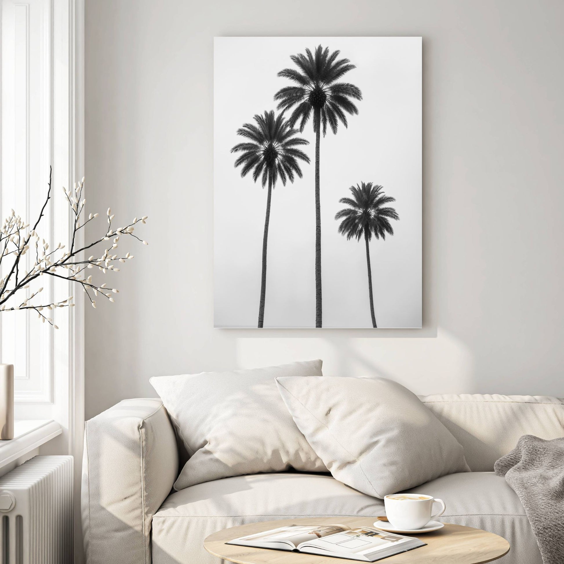 Minimalistisk svart-hvitt-motivet av tre majestetiske palmer langs stranden som skaper en tidløs og avslappende atmosfære. Illustrasjon viser motivet på lerret.