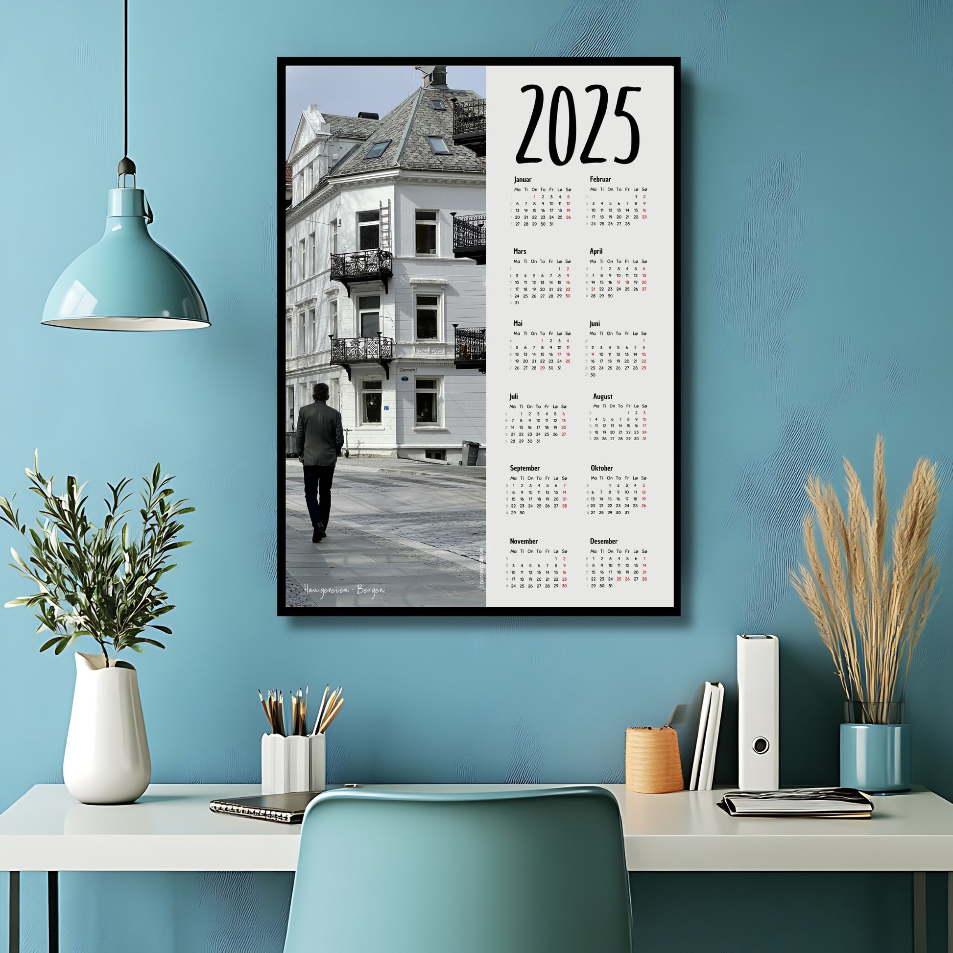 Oppdag den unike Bergen Plakatkalender 2025, en praktisk og vakker måte å holde oversikt over året på!. Motiv fra Haugveien.