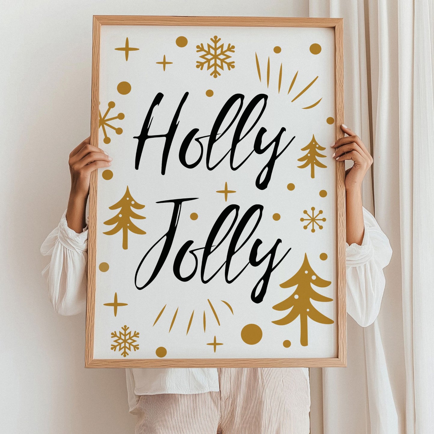 En munter og elegant juleplakat med teksten Holly Jolly omgitt av snøfnugg, trær og stjerner i gyllent og svart. Illustrasjon viser plakat i eik ramme.