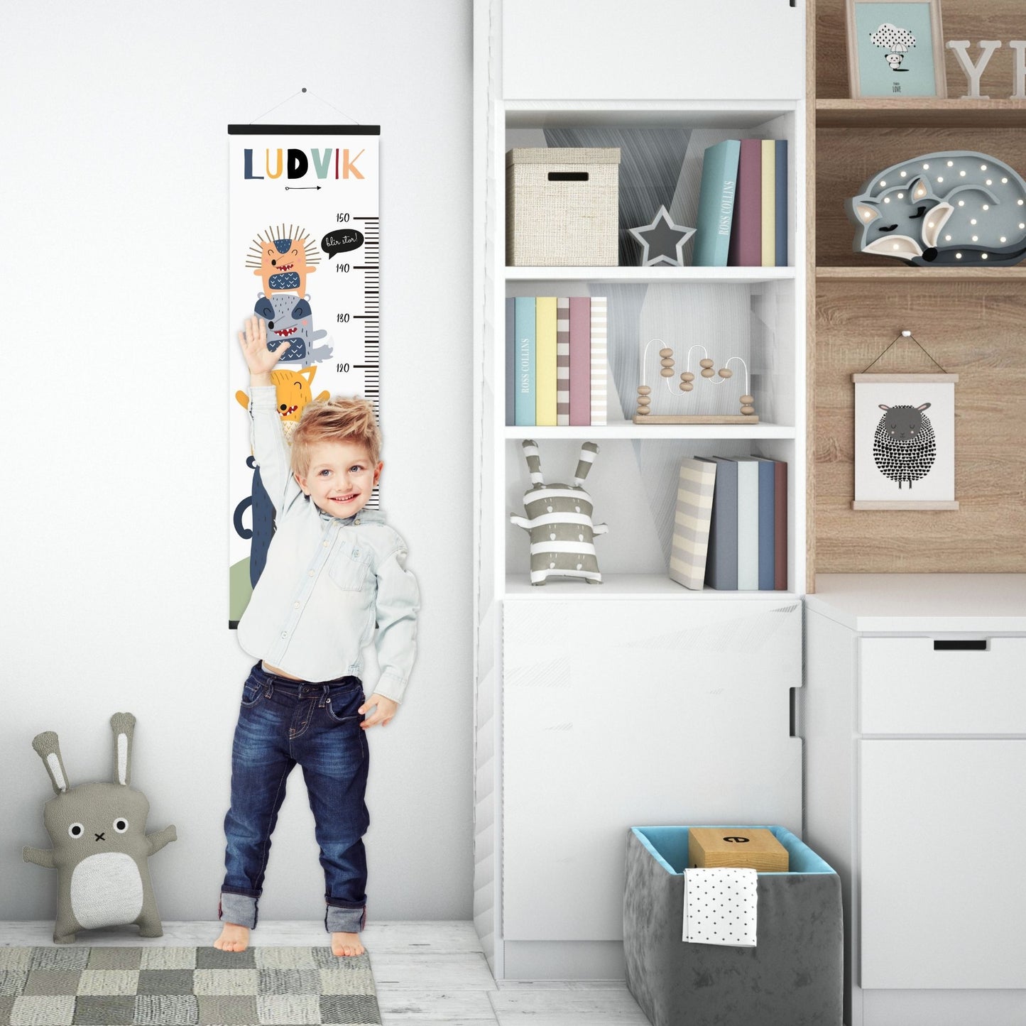  Dekorativ plakat med høydemåler med søte dyrefigurer på hvit bakgrunn. Illustrasjon som viser høydemåler henger på en vegg og en gutt som måler seg.