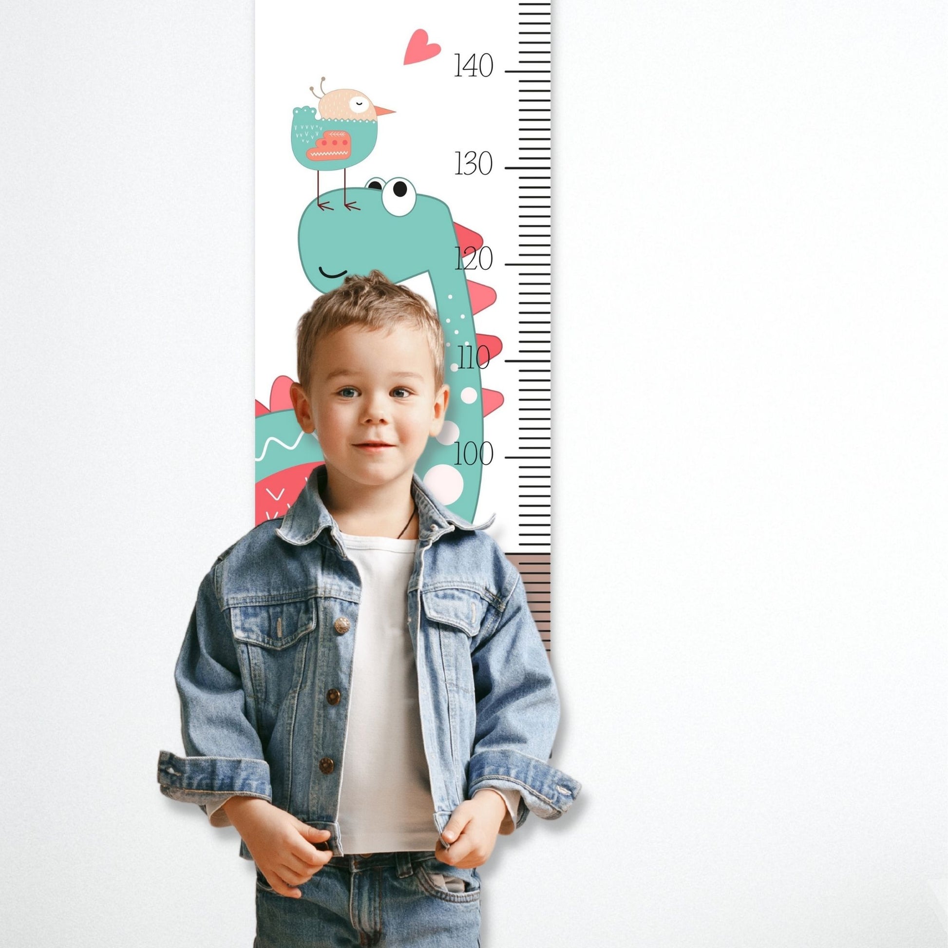 Dekorativ plakat med høydemåler og en mint grønn dinosaur på en hvit bakgrunn. Illustrasjon som viser høydemåler henger på en vegg og en gutt som måler seg.