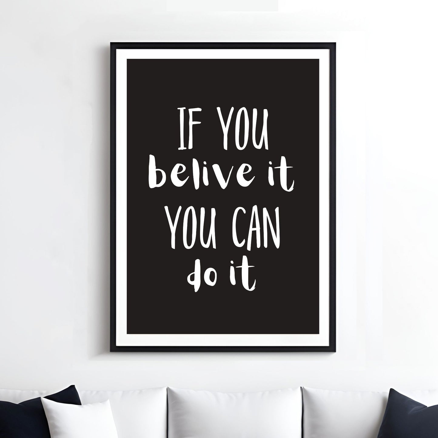 Grafisk tekstplakat med hvit skrift på sort bakgrunn og tekst "If you belive it, you can do it". Illustrasjon viser plakat i sort ramme med passepatout på en vegg over en sofa.