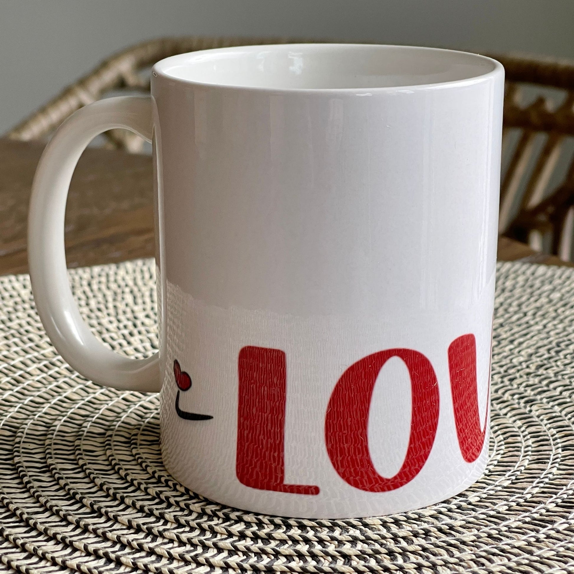 Dette stilrene I LOVE YOU-kruset har en moderne og minimalistisk design med elegant typografi og små hjerteaksenter som gir et romantisk preg. 