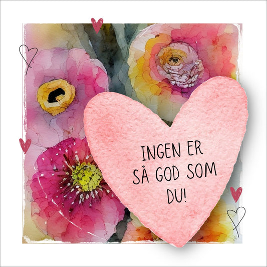 Grafisk plakat med et rosa hjerte påført tekst "Ingen er så god som du!". Bagrunn i cerise og guloransje blomster. Kortet har en hvit kant rundt på 1,5 cm.