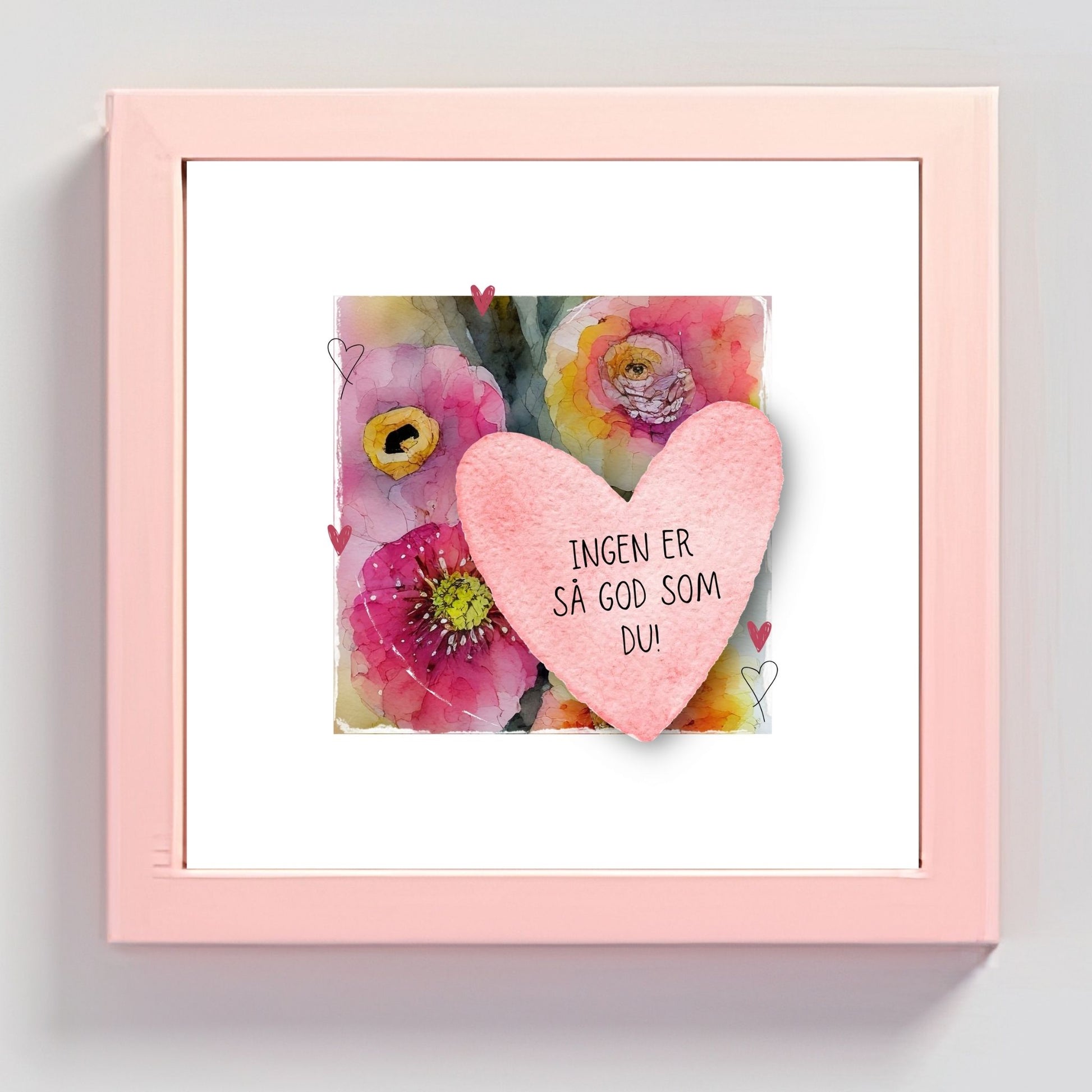 Grafisk plakat med et rosa hjerte påført tekst "Ingen er så god som du!". Bagrunn i cerise og guloransje blomster. Illustrasjon viser plakat i rosa ramme.