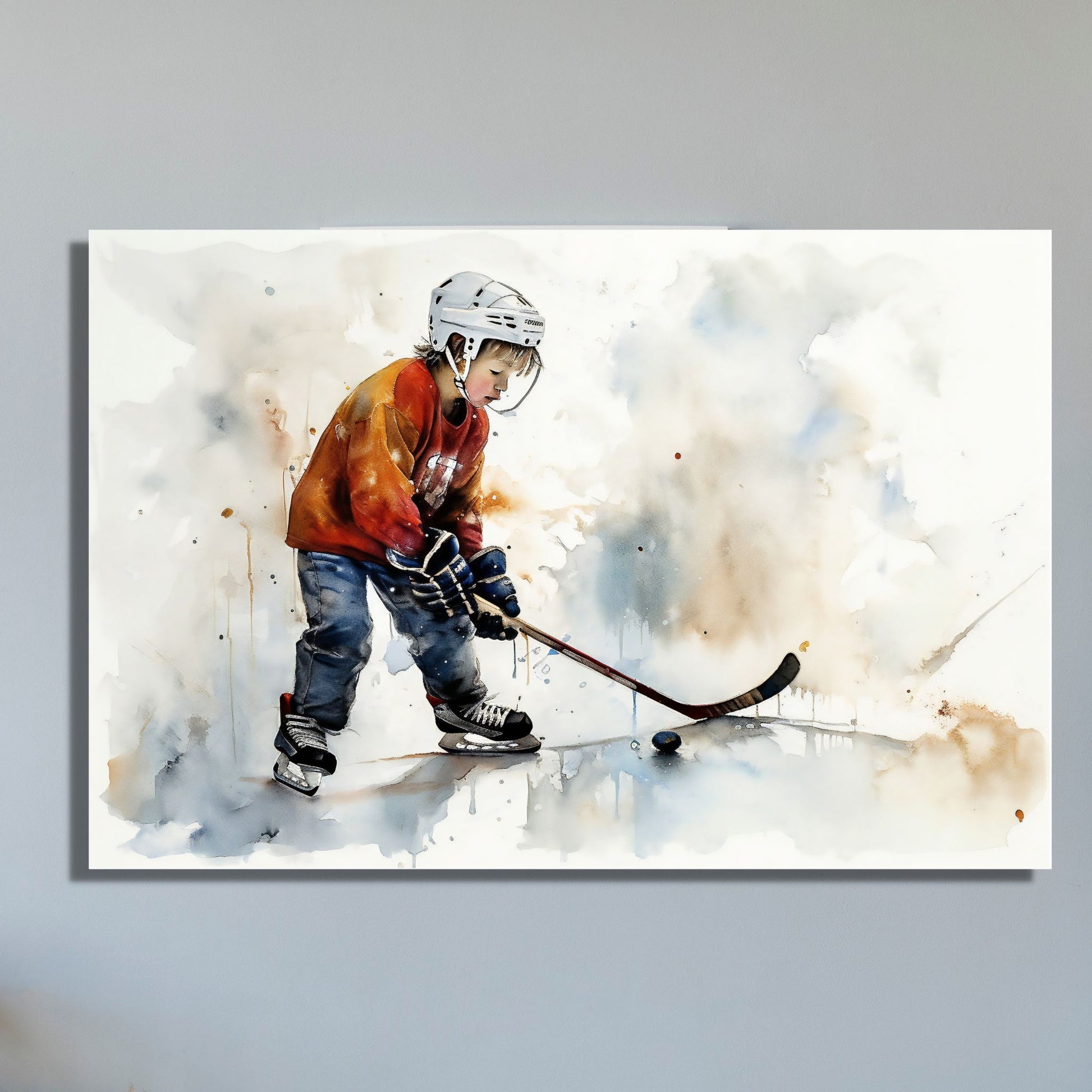 Grafisk akvarell av en gutt i rød genser som spiller ishockey. Illustrasjon av motivet som lerret på en vegg på et barnerom.