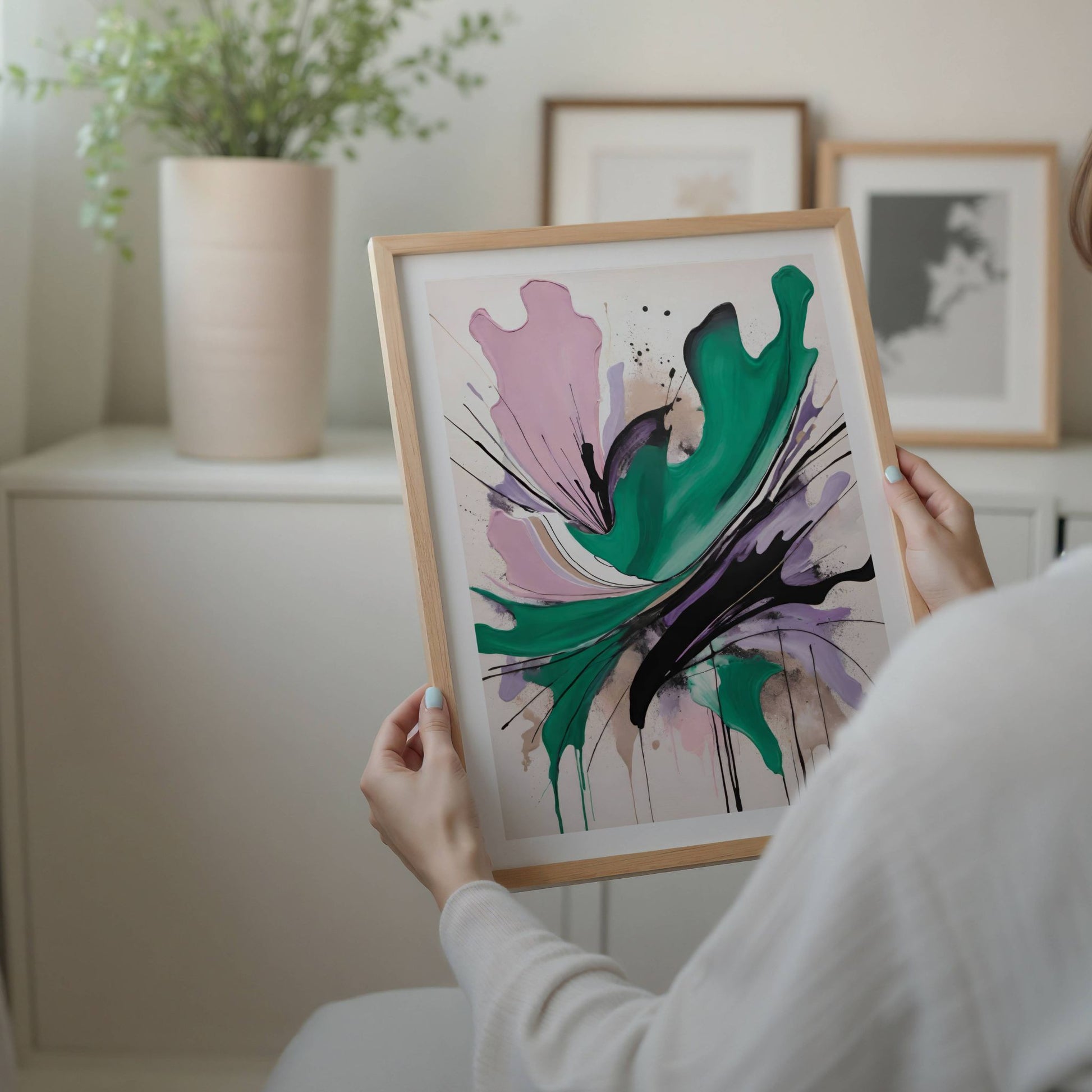 Ink Bloom – abstrakt plakat i moderne stil er en kraftfull og ekspressiv kunstplakat som kombinerer sterke penselbevegelser med flytende fargefelt i grønt, rosa, lilla og sort. Illustrasjon viser plakat med hvit kant i eik ramme.