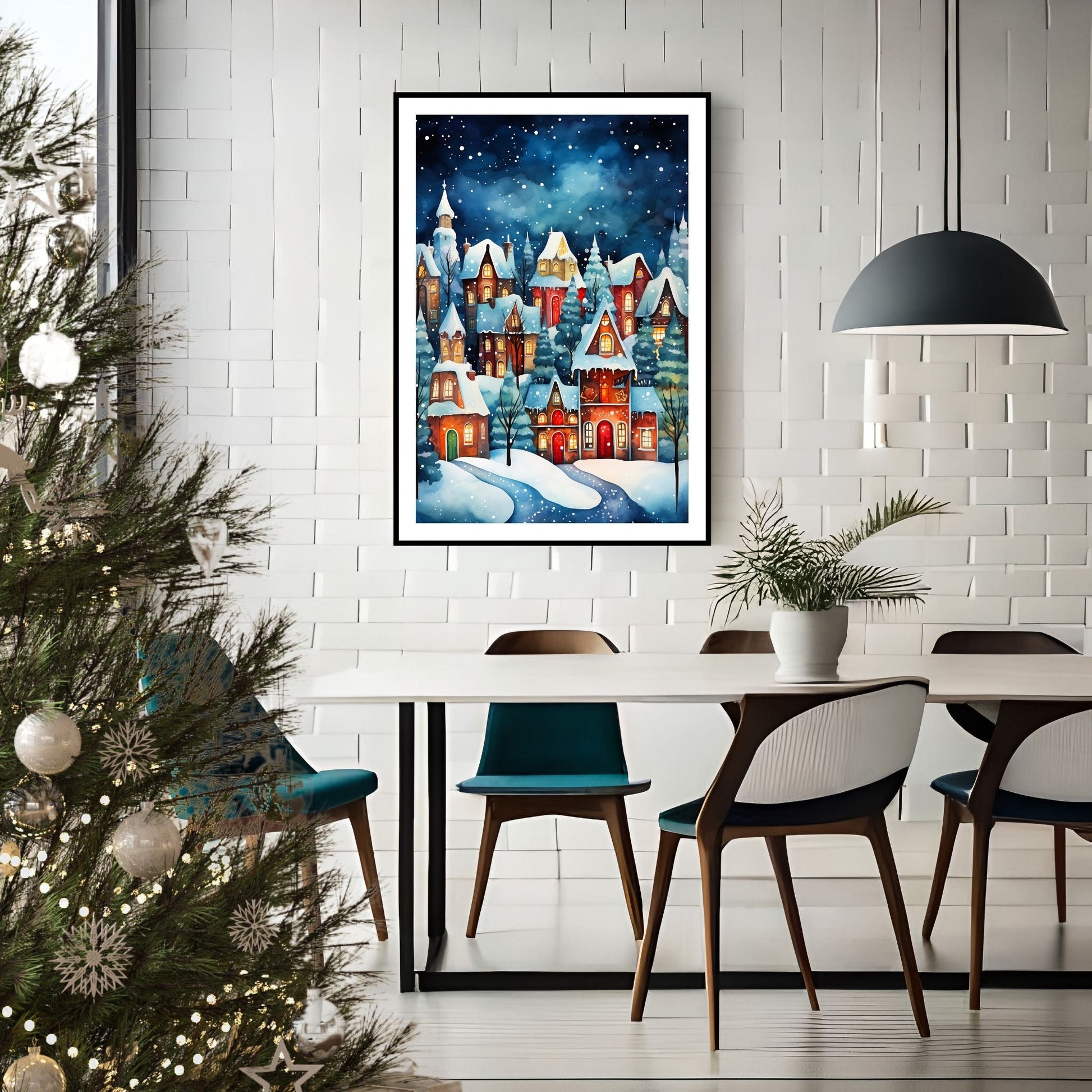 Grafisk motiv av en snøkledd liten by. Snøen faller ned over de små fargerike husene og skaper julestemning. Illustrasjonen viser plakat i sort ramme som henger på en vegg over et spisebord.