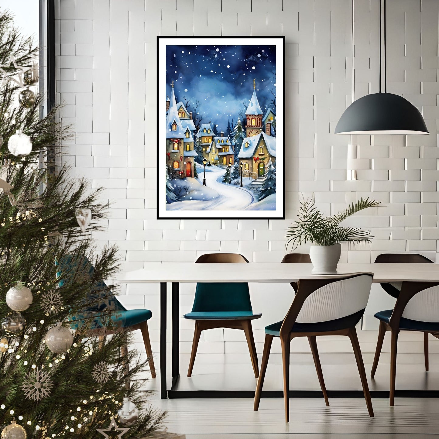Grafisk motiv av en snøkledd liten landsby. Snøen faller ned over de små husene og skaper julestemning. Illustrasjonen viser plakat i sort ramme som henger på en vegg over et spisebord.