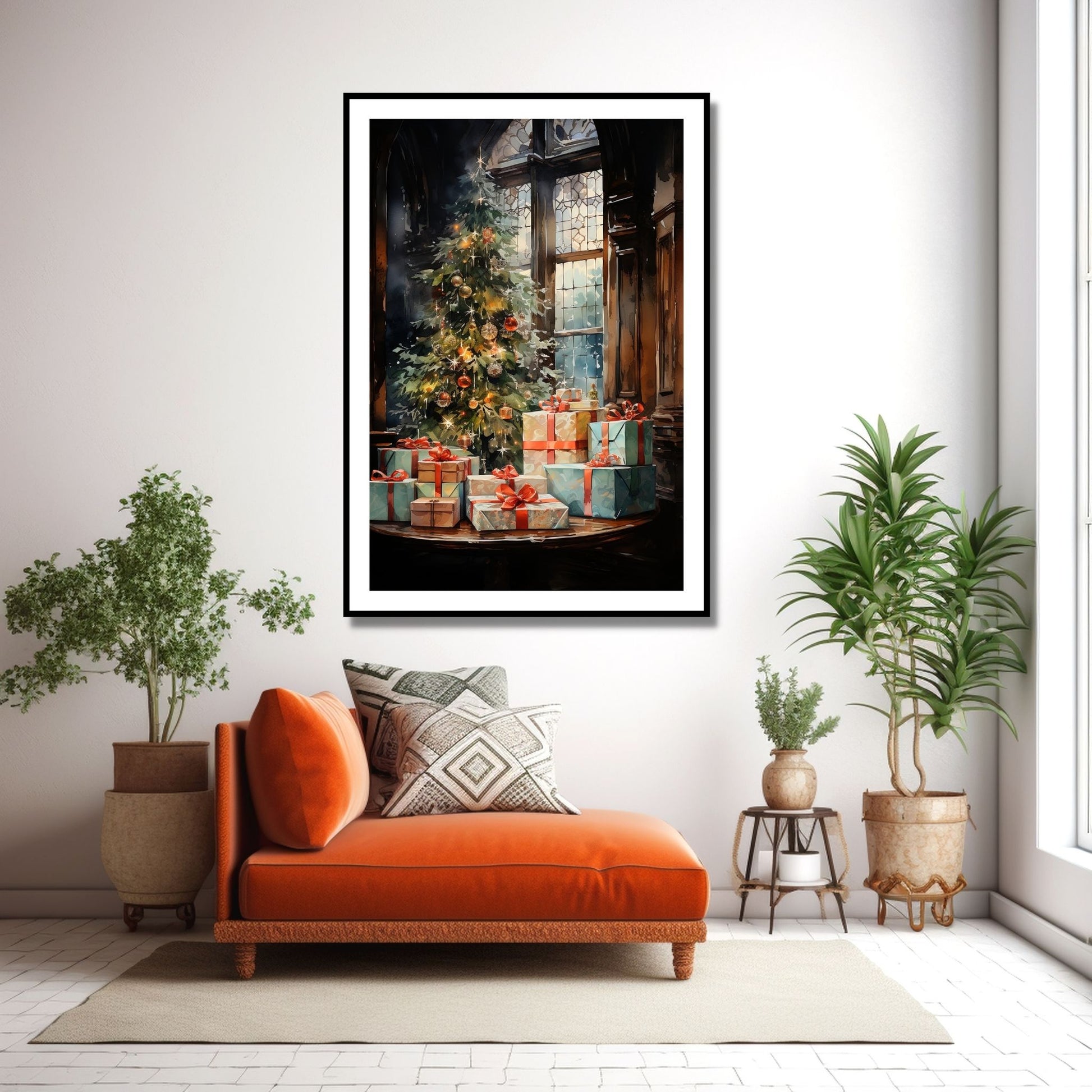 Juletre og julepakker ved et vindu. Illustrasjonen viser motivet som plakat i sort ramme som henger på en vegg over en oransje sofa.