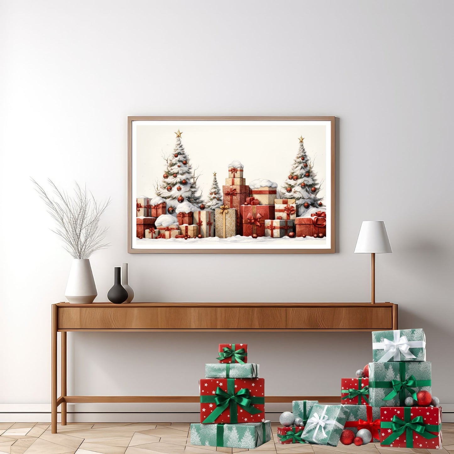 Tre juletre med julepynt og mange julepakker som står ute i snøen.  Illustrasjonen viser motivet som plakat i eike ramme som henger på en vegg over en sjenk.
