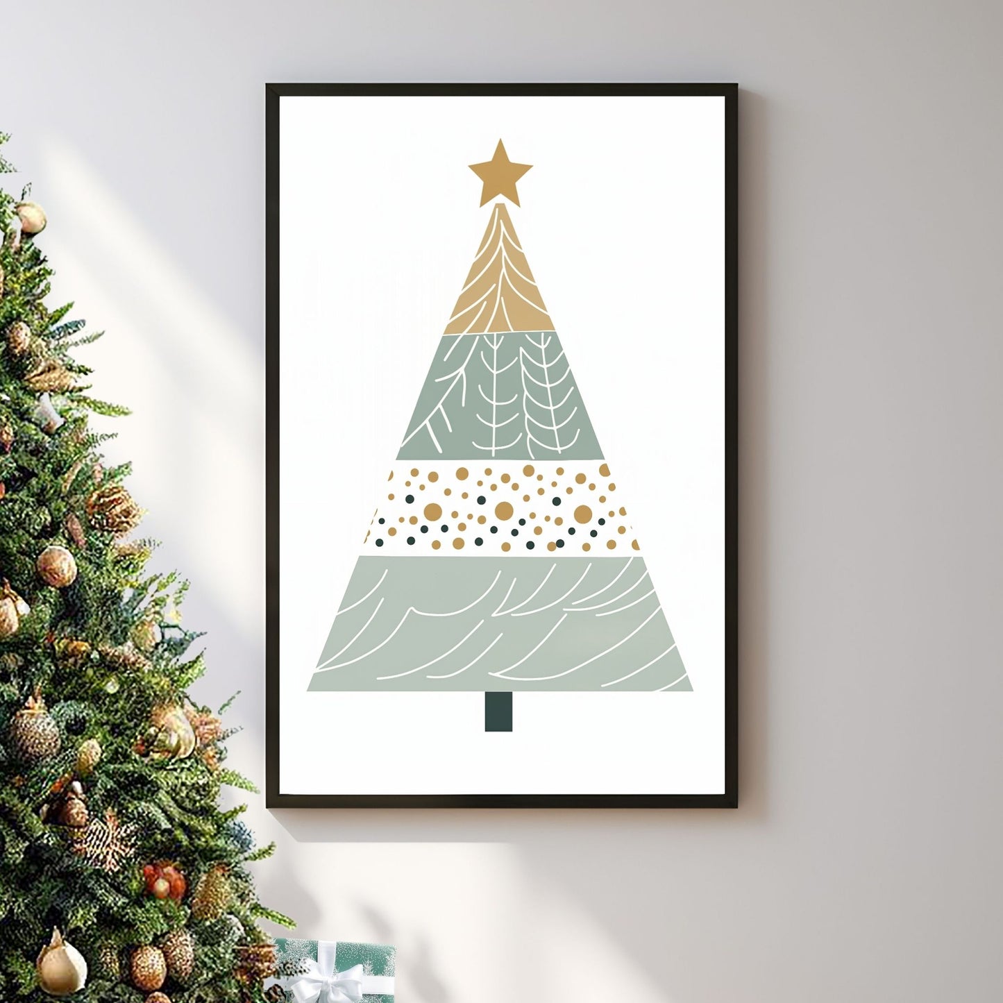 Grafisk, minimalistisk motiv av juletre med julepynt og julepakker.  Plakaten går i fargene gull, hvit og grå. Illustrasjonsfoto viser plakaten i sort ramme på en stuevegg ved siden av et pyntet juletre.