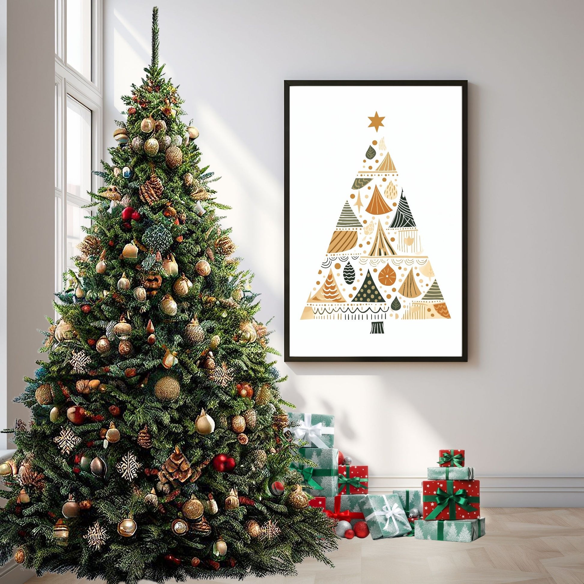 Grafisk, minimalistisk motiv av juletre med julepynt og julepakker. Plakaten går i fargene gull, grønn, oransje og beige. Illustrasjonsfoto viser plakaten i sort ramme på en stuevegg ved siden av et pyntet juletre og julepakker.