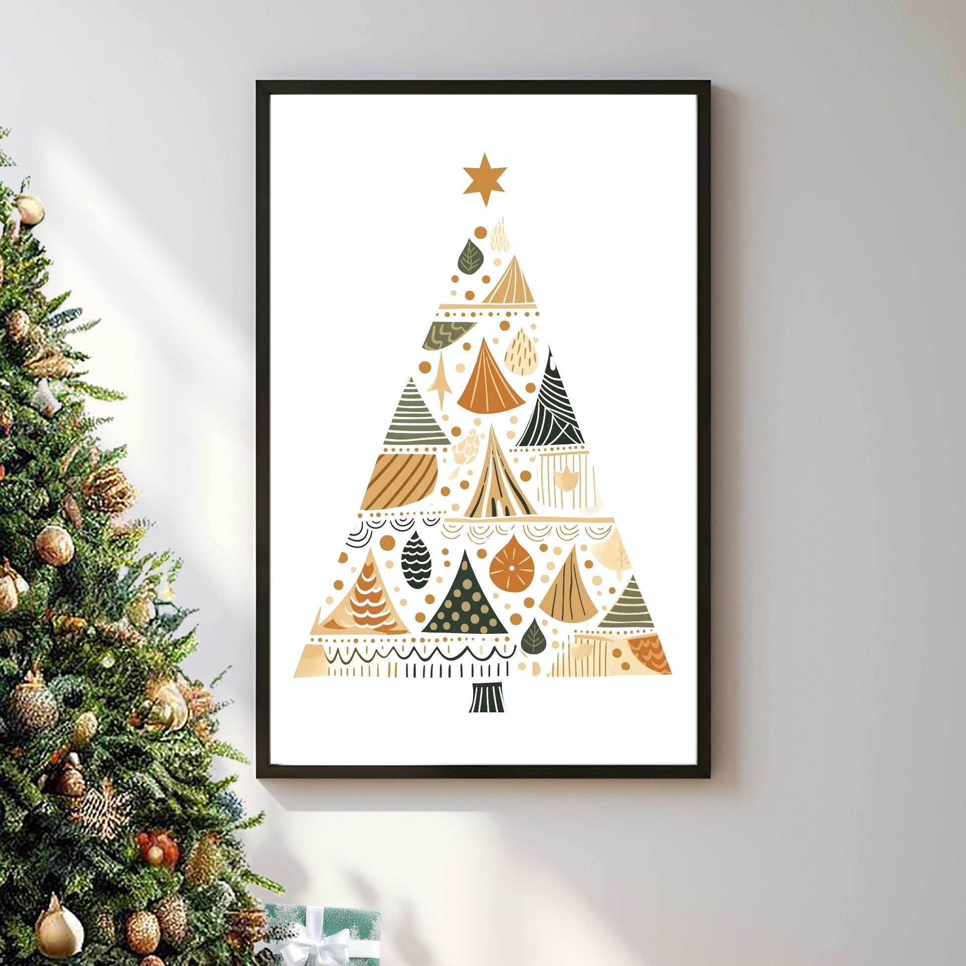 Grafisk, minimalistisk motiv av juletre med julepynt og julepakker. Plakaten går i fargene gull, grønn, oransje og beige. Illustrasjonsfoto viser plakaten i sort ramme på en stuevegg ved siden av et pyntet juletre.