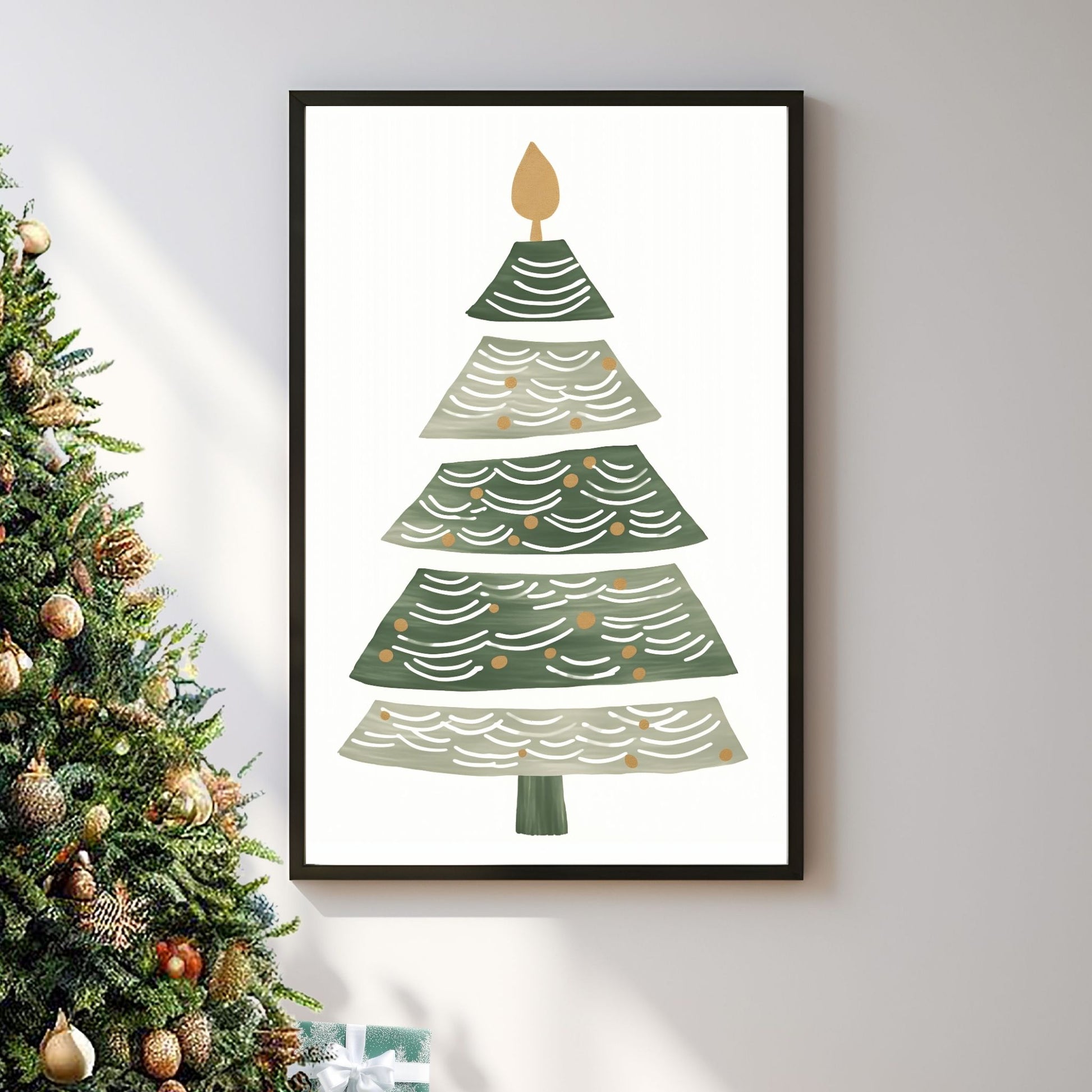 Grafisk, minimalistisk motiv av juletre med julepynt og julepakker.  Plakaten går i fargene gull, grønn og grå. Illustrasjonsfoto viser plakaten i sort ramme på en stuevegg ved siden av et pyntet juletre.