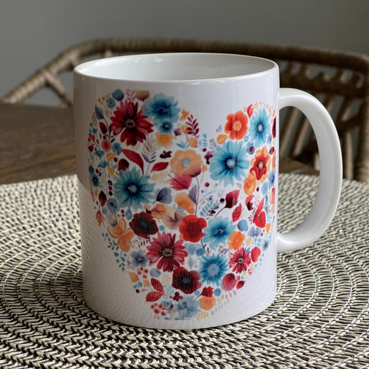 Med teksten Jeg Elsker Deg og et nydelig blomstermønster formet som et hjerte, er dette kruset en perfekt gave til en spesiell person i livet ditt.