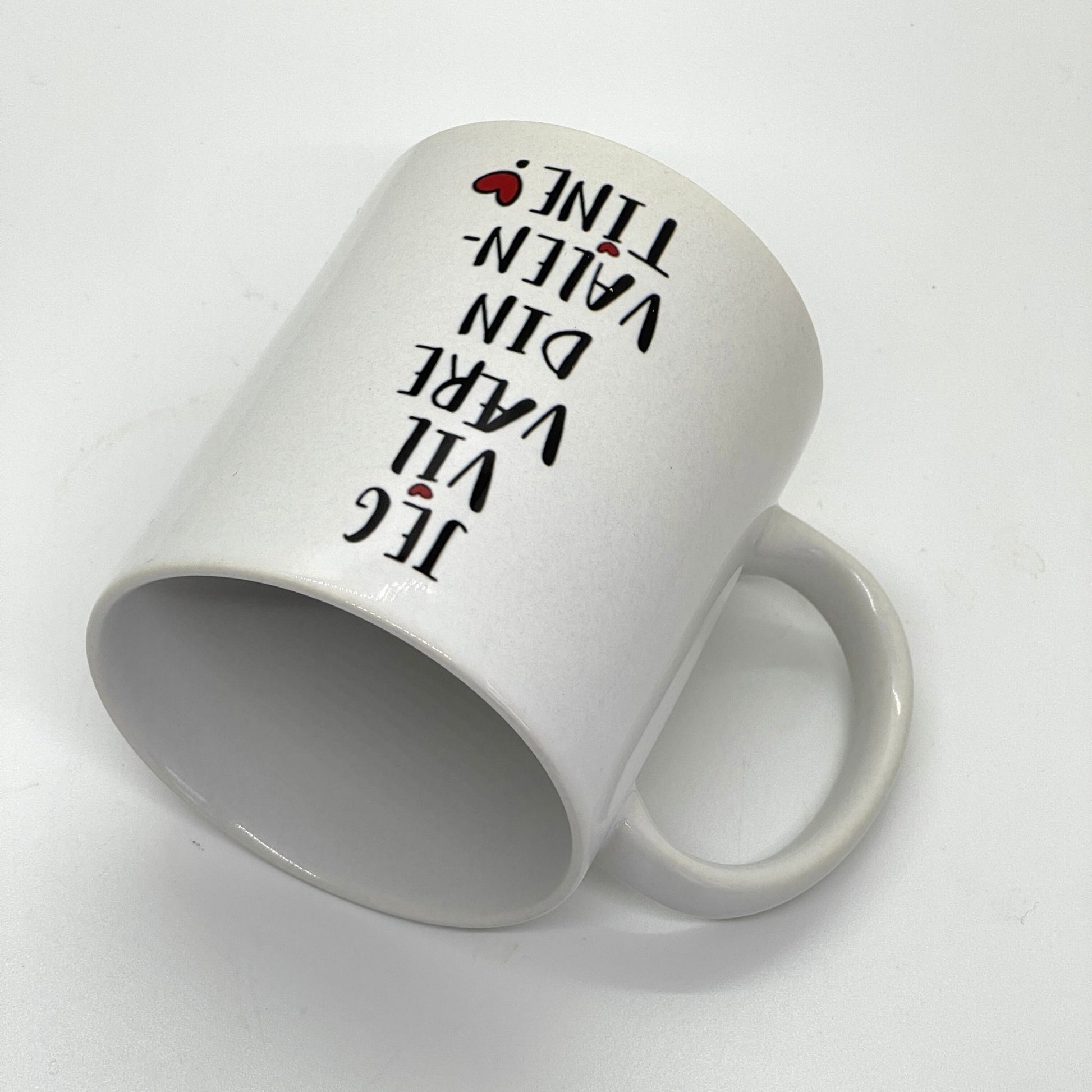 Dette romantiske kruset har en søt håndtegnet illustrasjon av et omfavnende par med røde ballonger, kombinert med en leken og kjærlighetsfylt typografi.