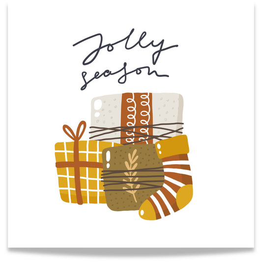 Et herlig motiv med teksten Jolly Season og en samling gaver pakket inn i varme jordfarger.