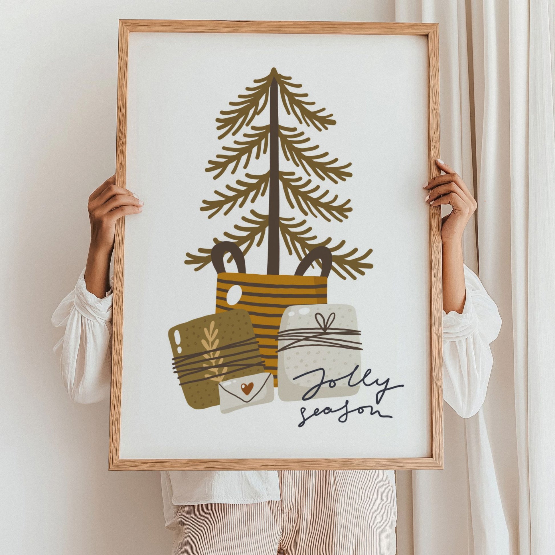 Et sjarmerende julemotiv med teksten Jolly Season, hvor treet og gavene danner et naturlig midtpunkt. Illustrasjon viser plakat i eik ramme.