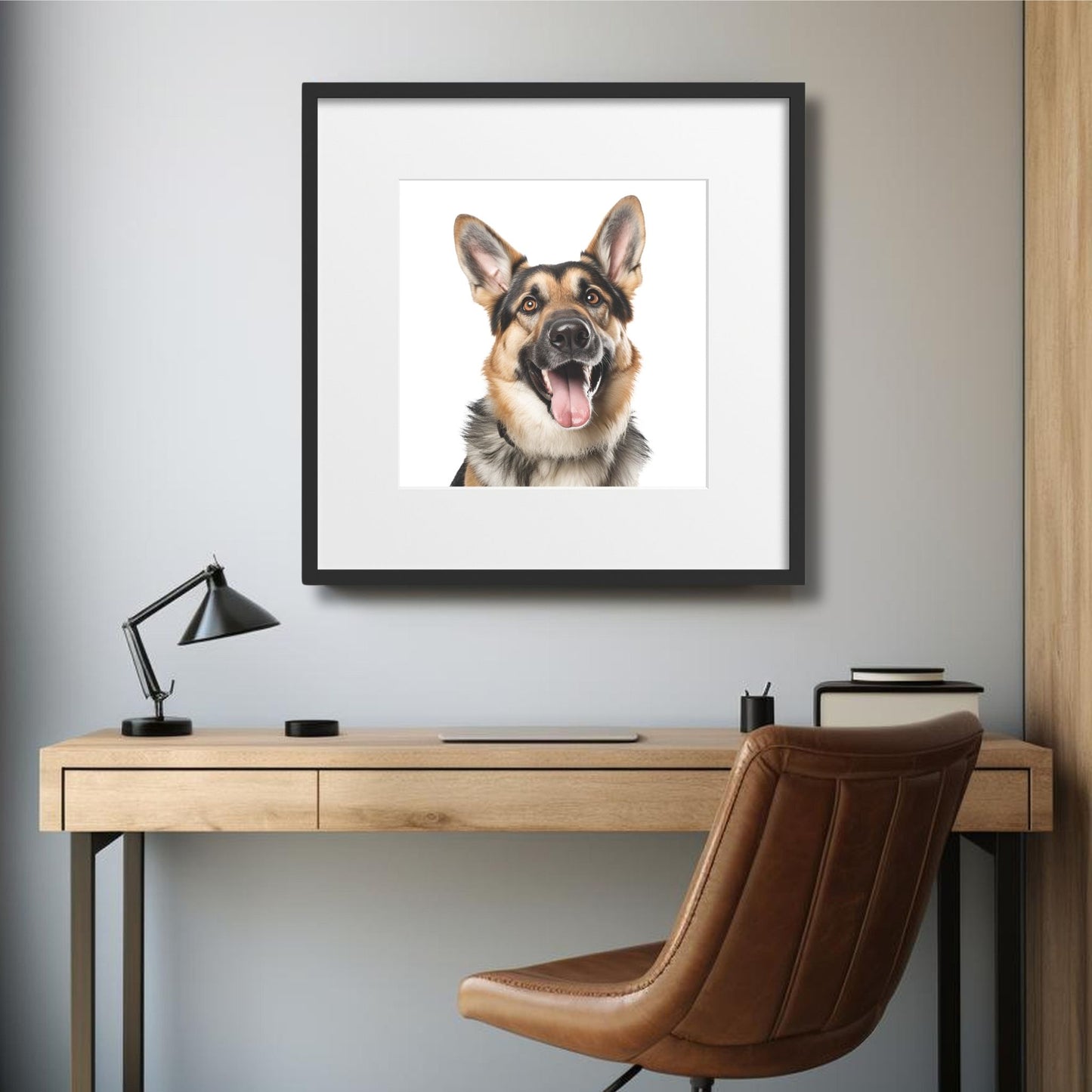 Denne plakaten fanger hundens lojale og muntre natur, med dens glade smil og våkne blikk, som gjør den til et perfekt valg for hundeelskere. Illustrasjonsfoto viser motivet i sort ramme med passepartout som henger over et skrivebrd.