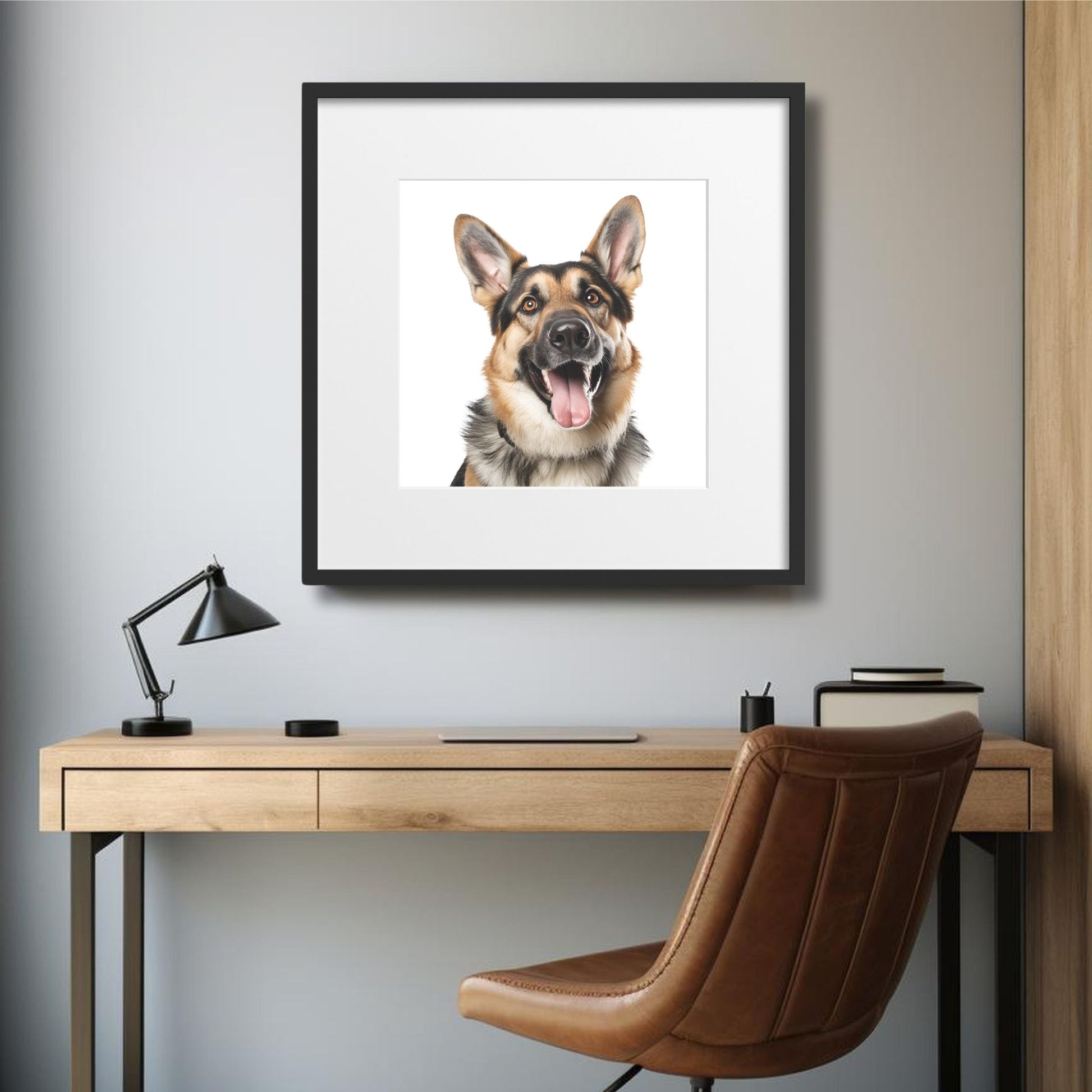 Denne plakaten fanger hundens lojale og muntre natur, med dens glade smil og våkne blikk, som gjør den til et perfekt valg for hundeelskere. Illustrasjonsfoto viser motivet i sort ramme med passepartout som henger over et skrivebrd.