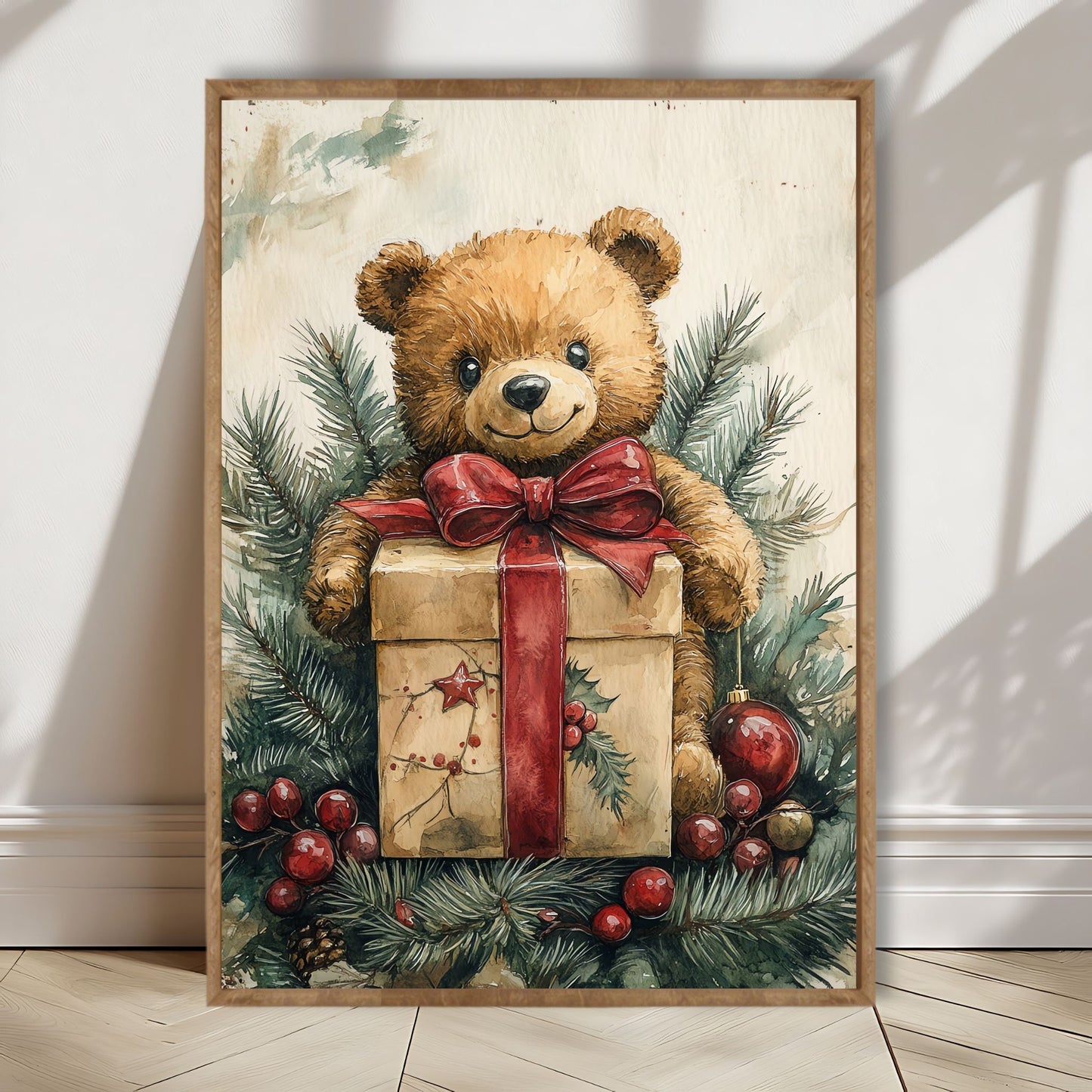 Dette koselige motivet viser en søt bamse med gave, omgitt av vintergrønt og juledekorasjoner. Illustrasjon viser motivet som plakat i en lys ramme.