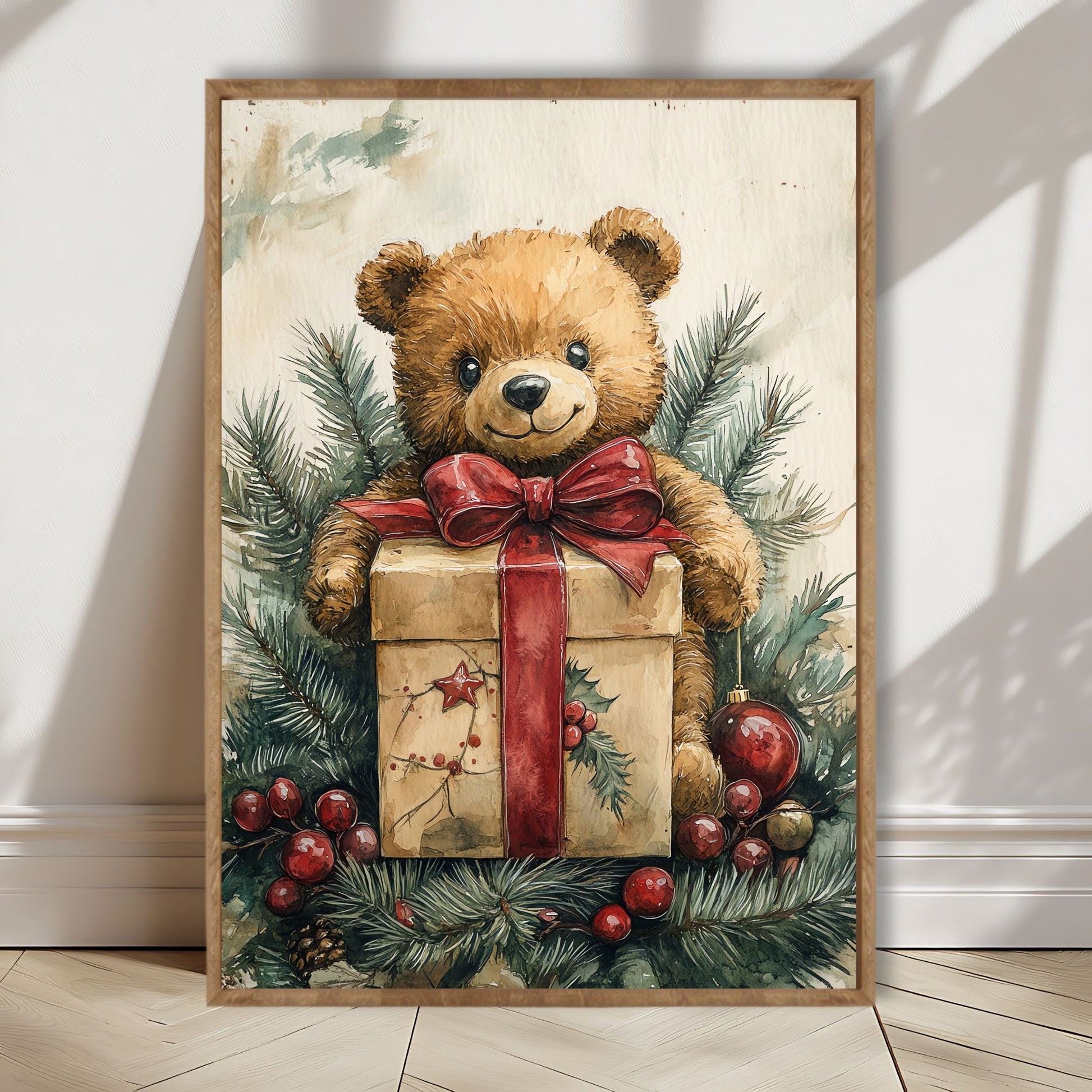Dette koselige motivet viser en søt bamse med gave, omgitt av vintergrønt og juledekorasjoner. Illustrasjon viser motivet som plakat i en lys ramme.