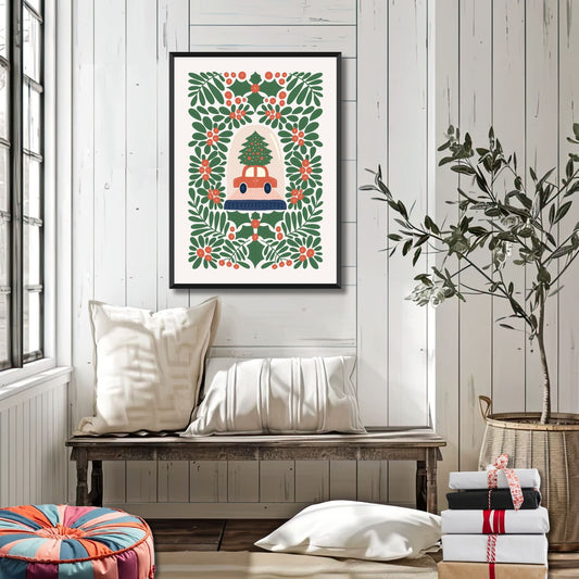 "Julebil med Juletre" er en festlig plakat som viser en liten bil som transporterer et juletre hjem til feiringen, omkranset av grønt og rødt i et klassisk julemotiv. Illustrasjonsfoto viser plakat i sort ramme.