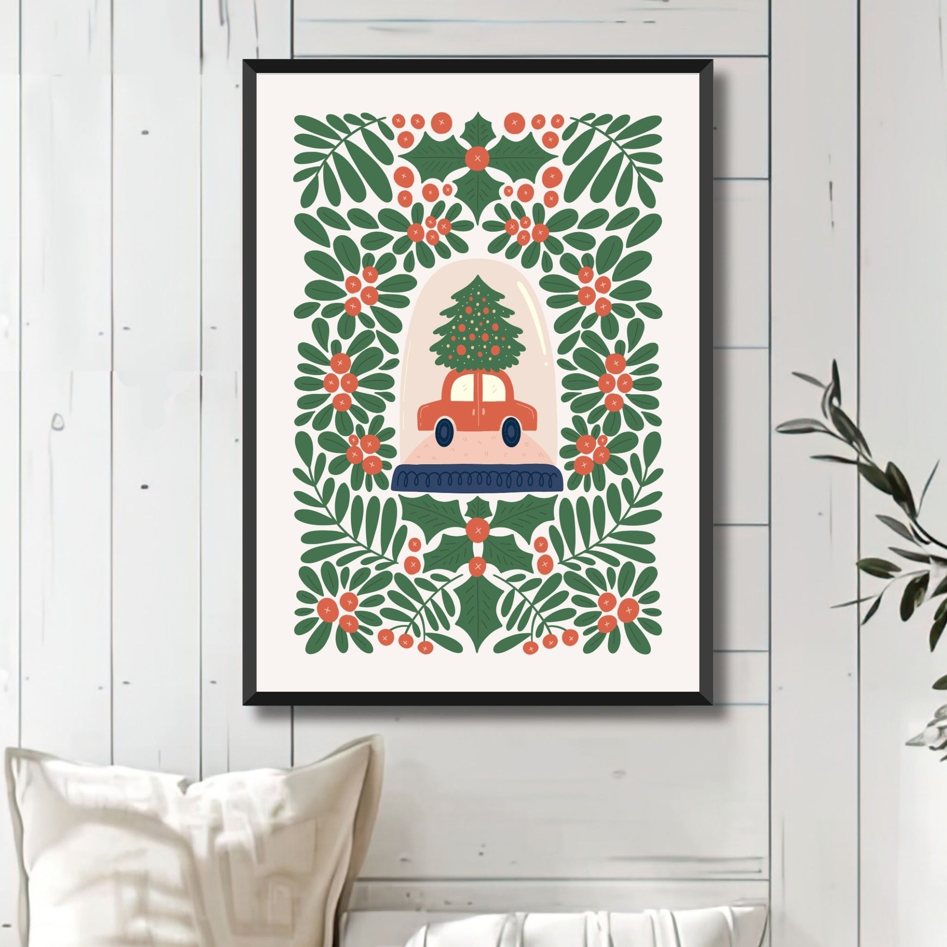 "Julebil med Juletre" er en festlig plakat som viser en liten bil som transporterer et juletre hjem til feiringen, omkranset av grønt og rødt i et klassisk julemotiv. Illustrasjonsfoto viser plakat i sort ramme.