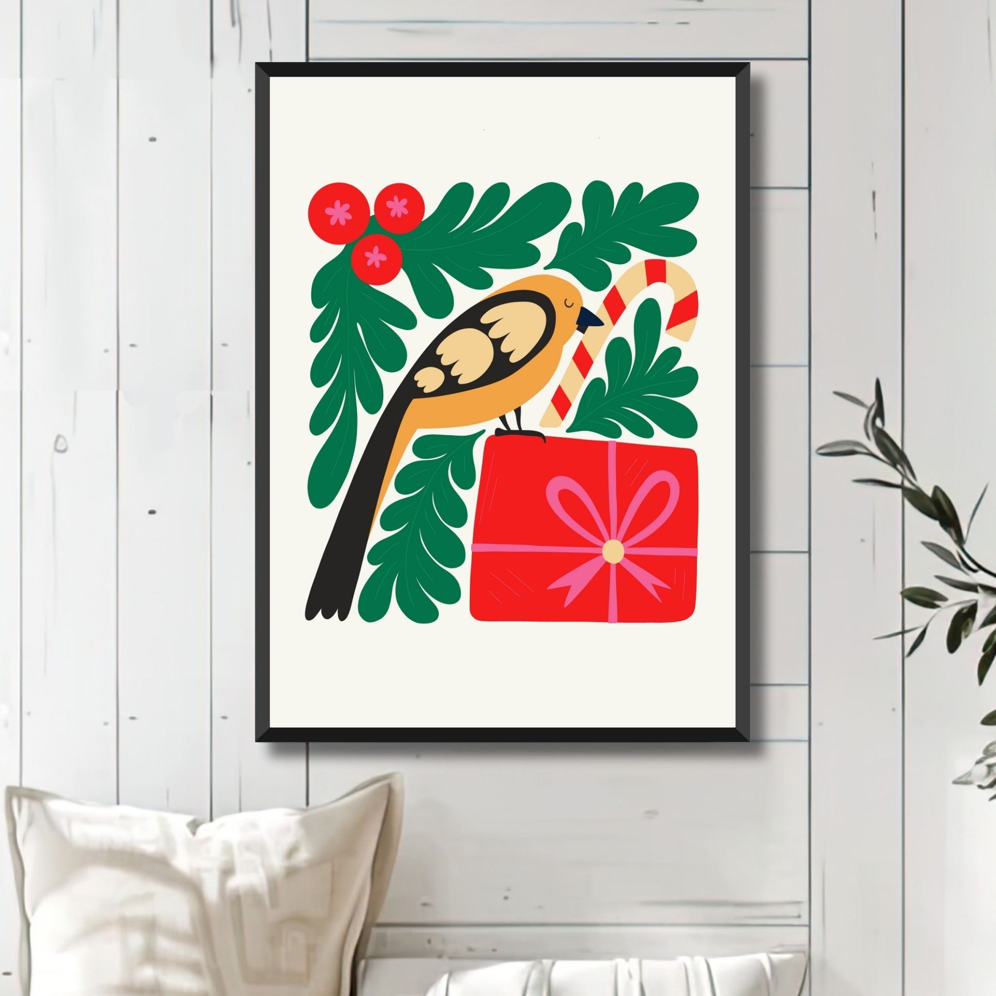 "Julefugl med Gave" viser en liten fugl som sitter på en gave, omgitt av julegrønt og bær. Illustrasjonsfoto viser plakat i sort ramme.