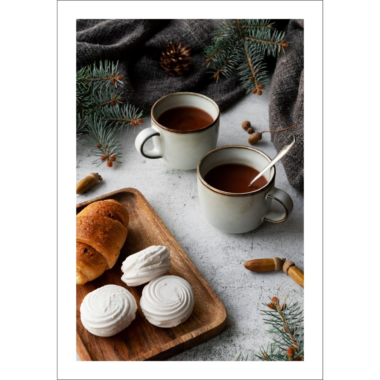 Plakat med dekorativt julemotiv av to kaffekopper og noe søtt til  kaffen.