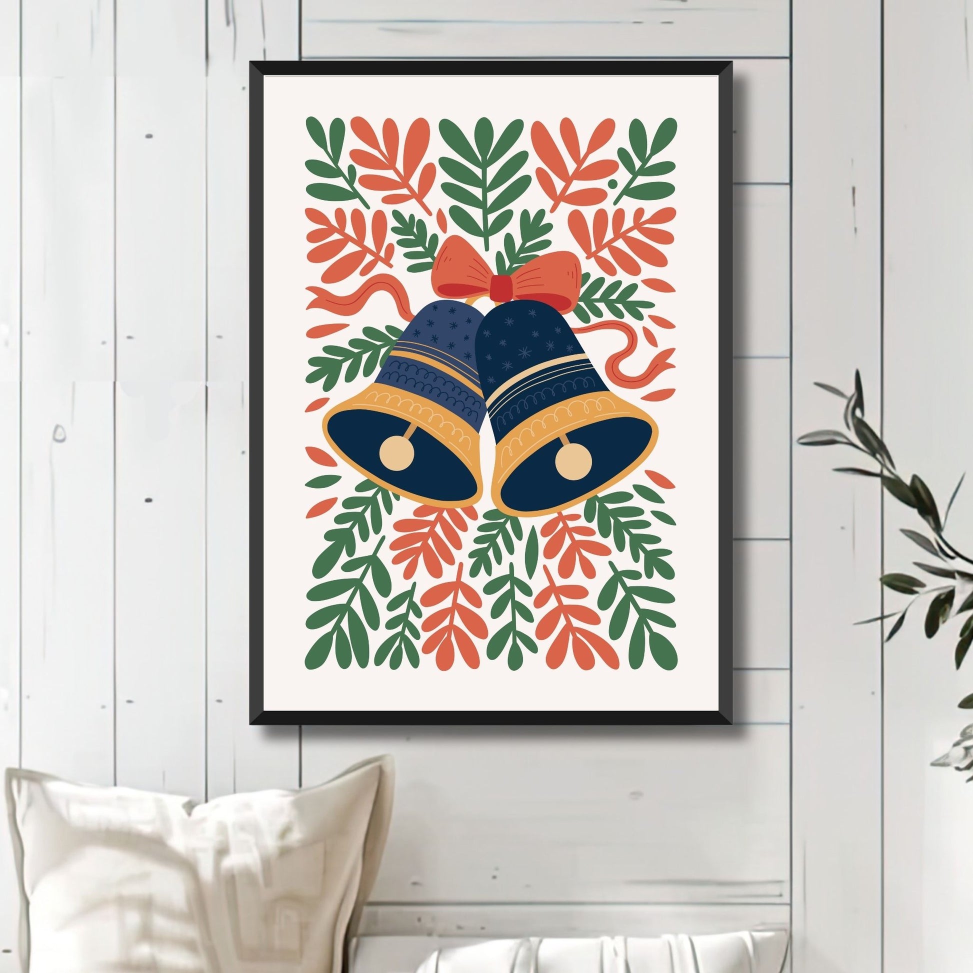 "Juleklokker" er en elegant plakat som bringer frem den klassiske juleestetikken med to vakre, dekorerte klokker omkranset av grønne grener og røde bånd. Illustrasjonsfoto viser plakat i sort ramme.