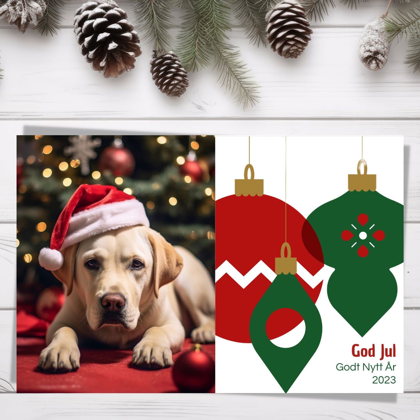 Julekort i størrelse 15x10 cm. En halvdel av kortet er for ditt personlige bilde, den andre halvdelen består av julekuler i grafisk motiv. Fargene gr i grønn, rød og hvite fargetoner. Tekst på kort "god Jul godt Nytt år 2023"