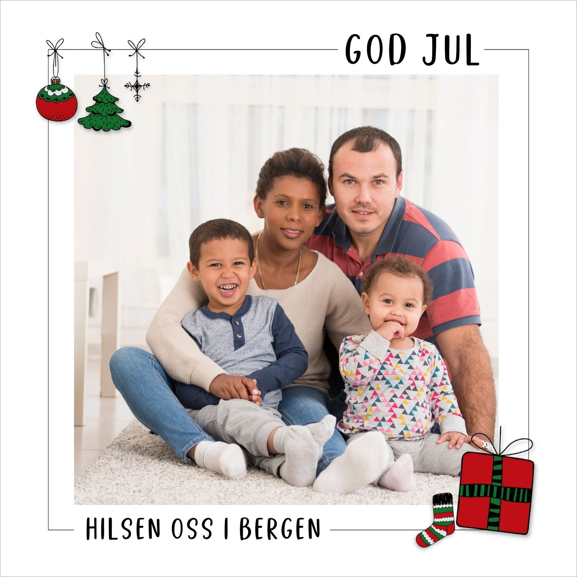 Personaliser ditt julekort med eget bilde av familien, og fra-tekst. Pakke inneholder 10 stk. kort og konvolutter.
