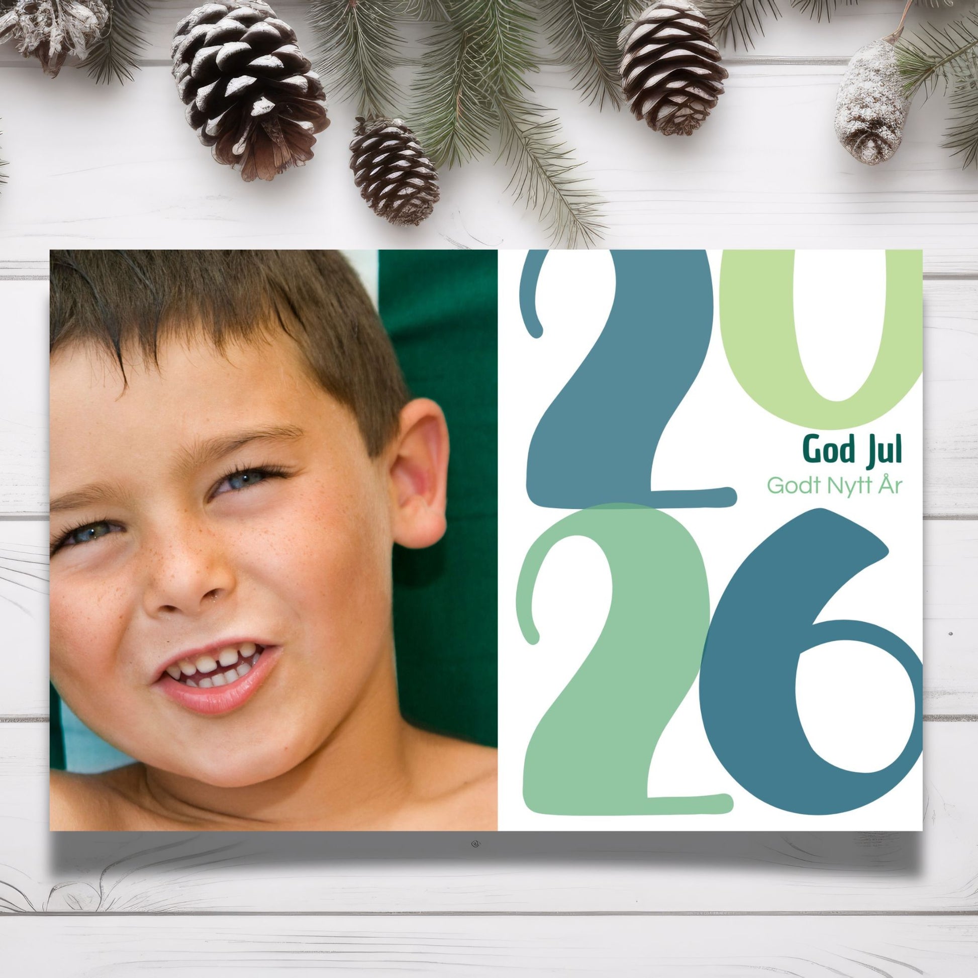 Julekort i størrelse 15x10 cm. En halvdel av kortet er for ditt personlige bilde, den andre halvdelen består av julekuler i grafisk motiv.