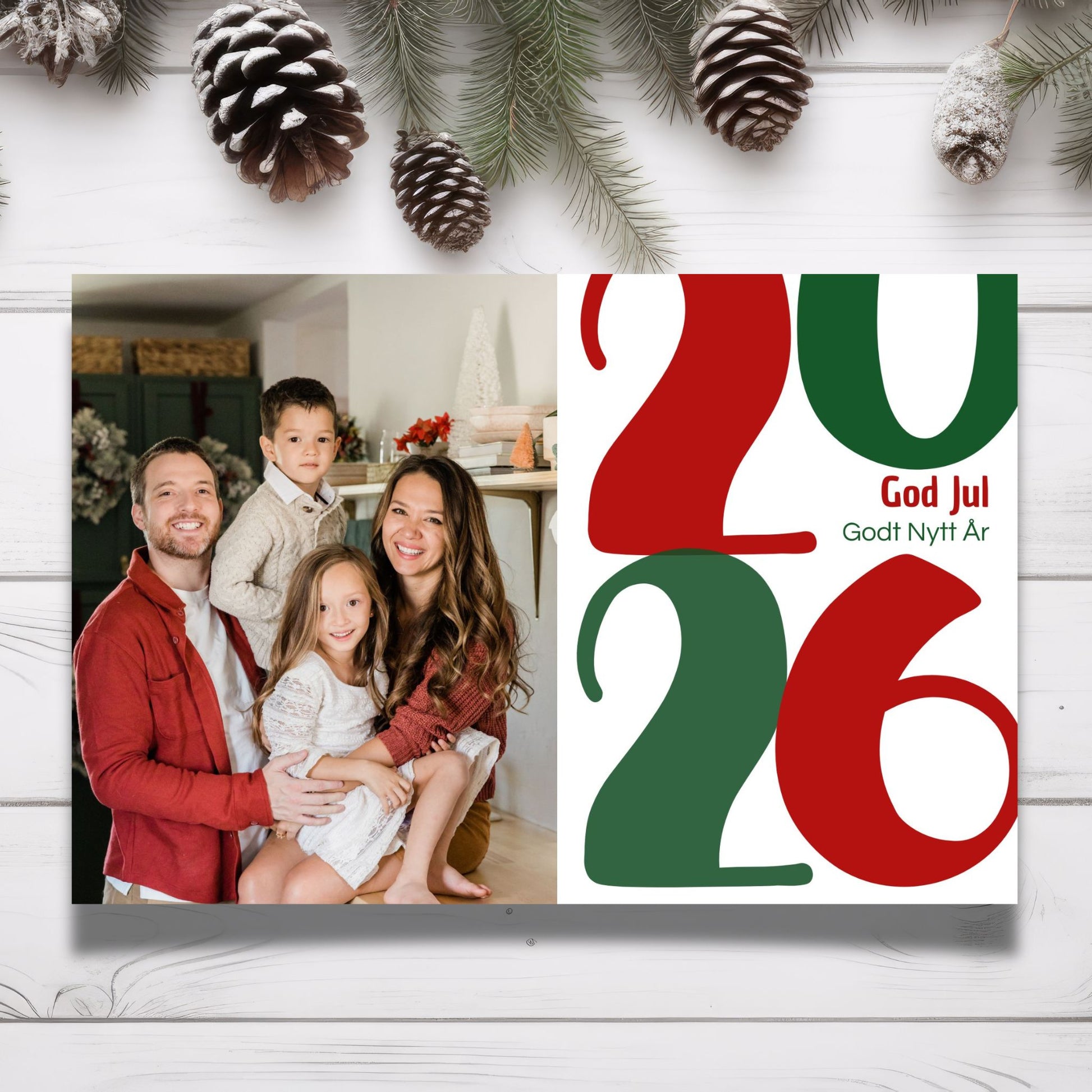 Julekort i størrelse 15x10 cm. En halvdel av kortet er for ditt personlige bilde, den andre halvdelen består av julekuler i grafisk motiv. 