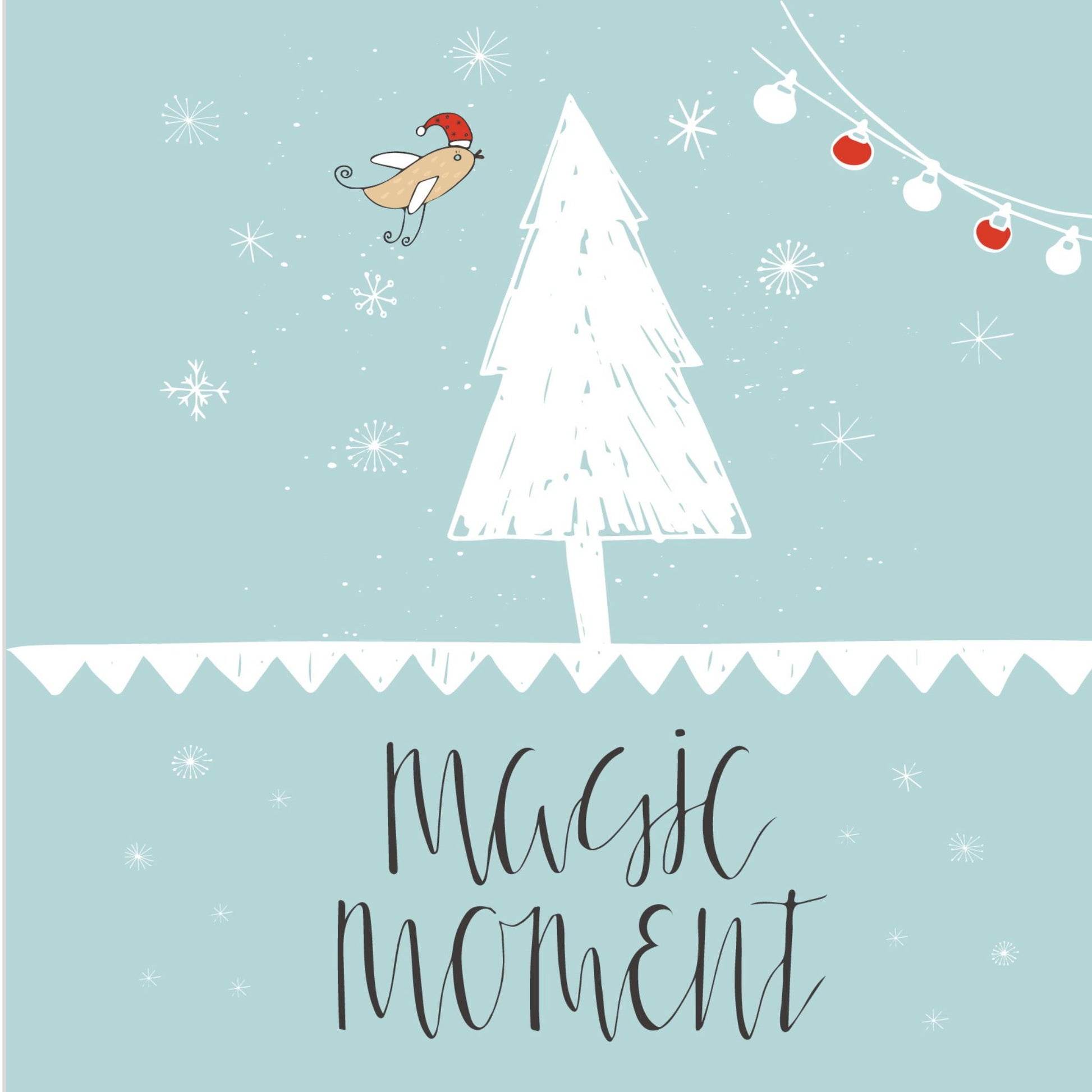 Håndtegnet cartoon julekort.  Motiv av juletre, julelenke med lys og en fugl med rød nisselue. Tekst "magic moments"