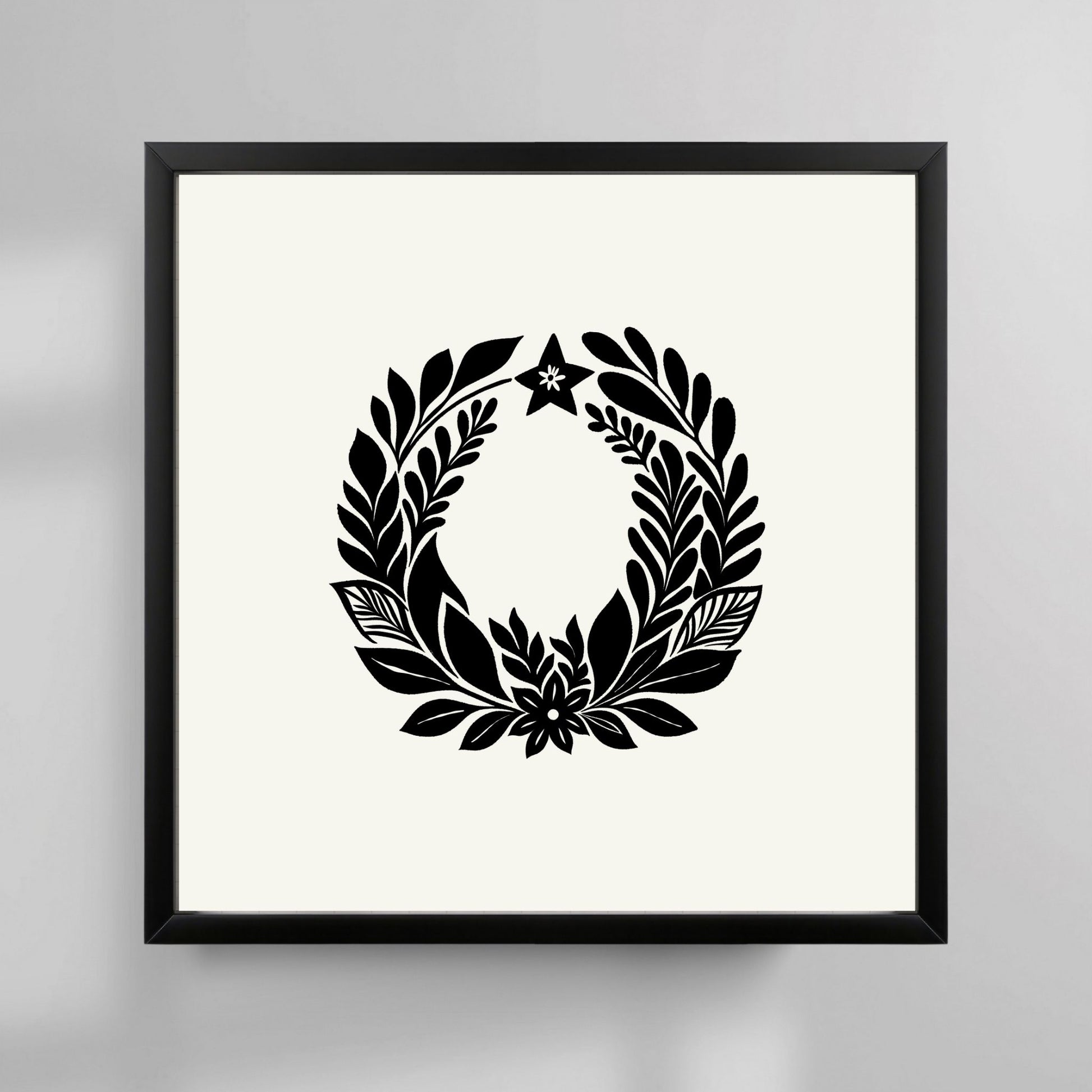 Denne vakre plakaten viser en detaljert julekrans i skandinavisk design, hvor minimalisme møter tradisjon. Illustrasjonsfoto viser plakat i sort ramme.