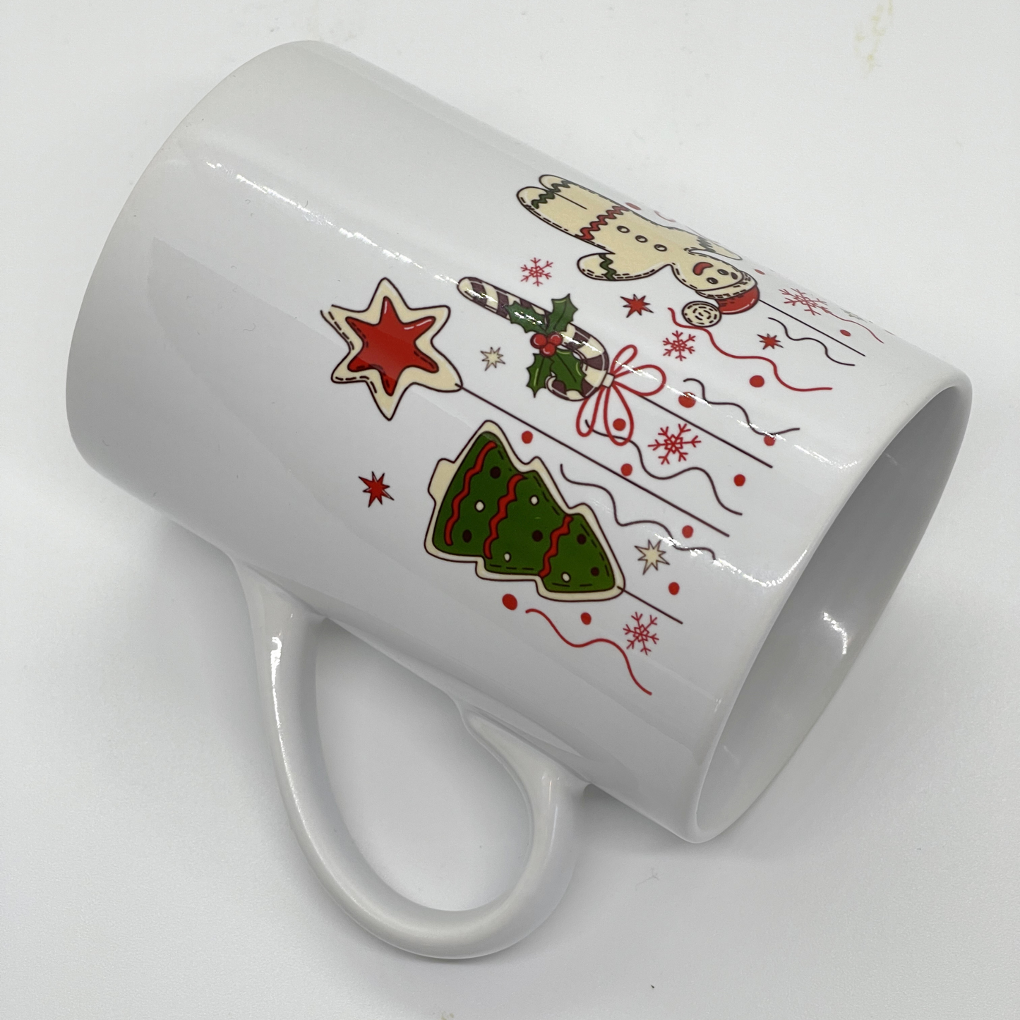Hvitt krus i keramikk med håndtak. Kruset er påført et håndtegnet julemotiv og God Jul. Volum: 29 cl. Diameter: 7 cm. Høyde: 10,5 cm.