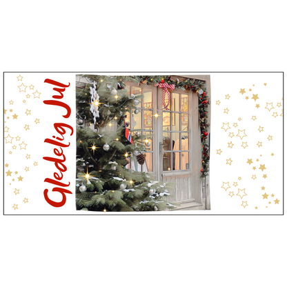 Trykkmotiv for krus i hvit keramikk. Trykket er motiv av juletre og julepyntet butikk på Bryggen, Bergen, og det er påført teksten Gledelig Jul i rødt. Det er noen små gullstjerner på begge sider av motivet.