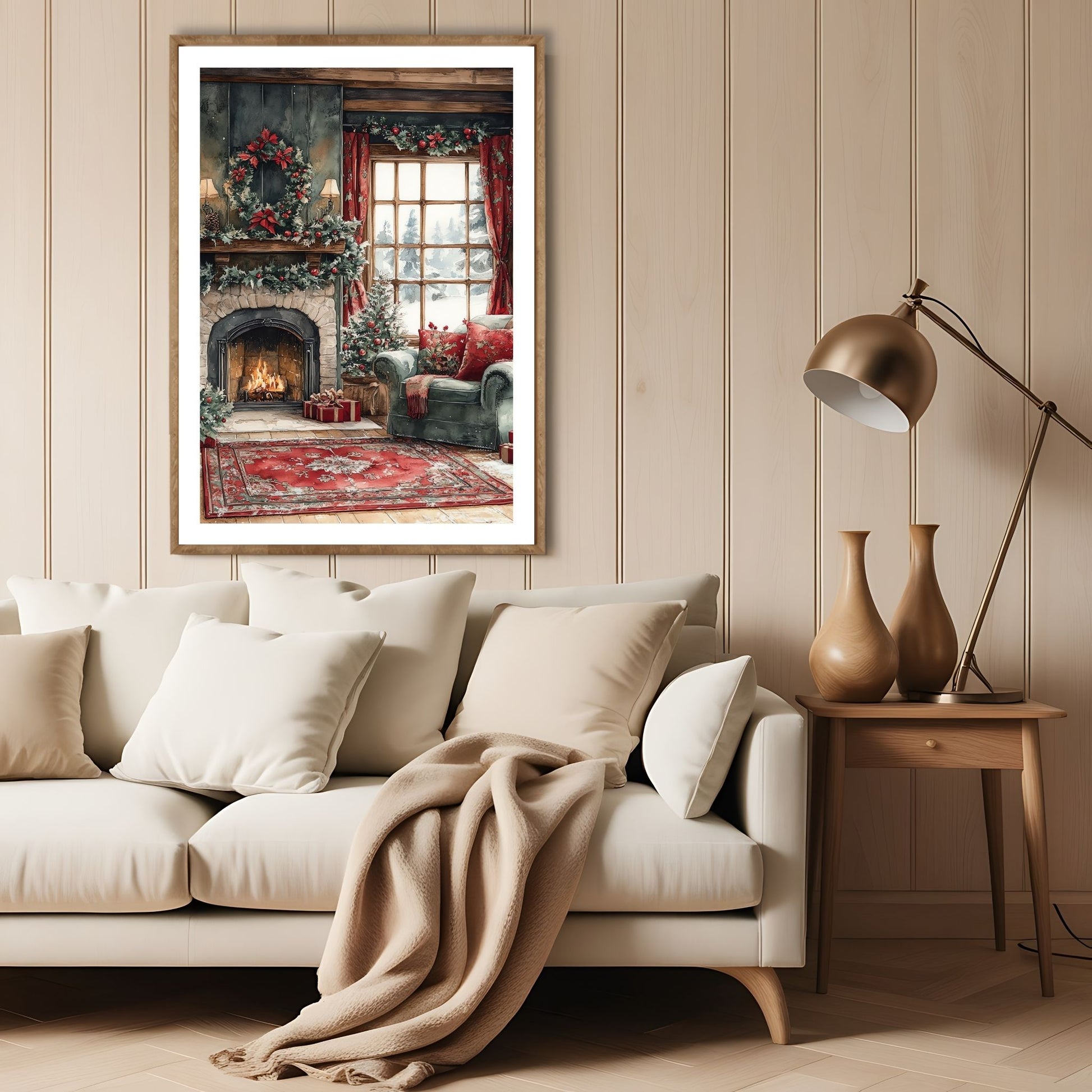 Dette motivet viser en sjarmerende peis dekorert med en krans og julelys, omgitt av røde og grønne detaljer som utstråler tradisjonell juleglede. Illustrasjon viser motivet som plakat med hvit kant i lys ramme.