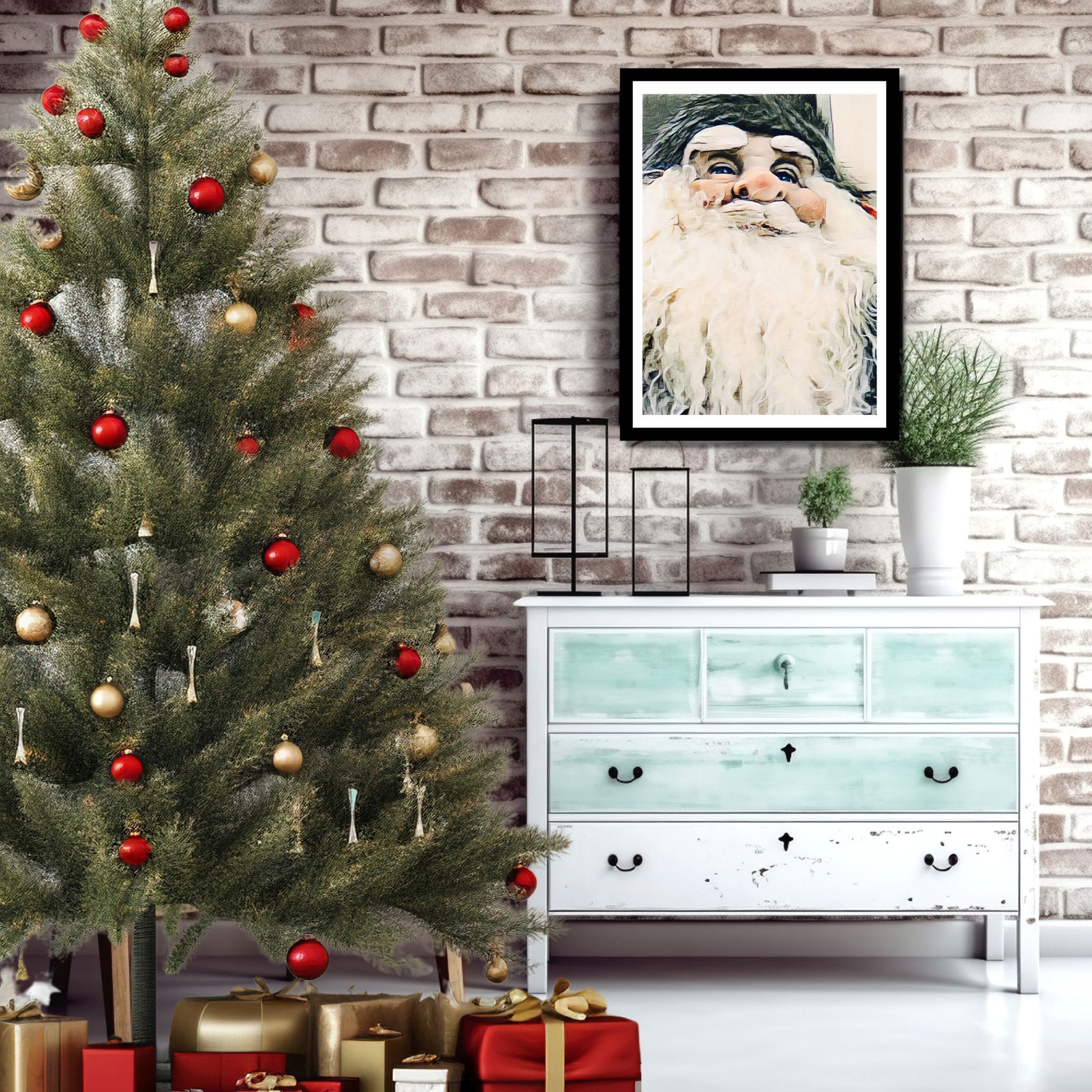 Grafisk motiv av ansiktet til en julenisse med stort, hvitt skjegg. På bildet henger nissemotivet som plakat i en sort ramme på en murvegg. Under bildet står det en grønn kommode, og ved siden av et juletre og julepakker.