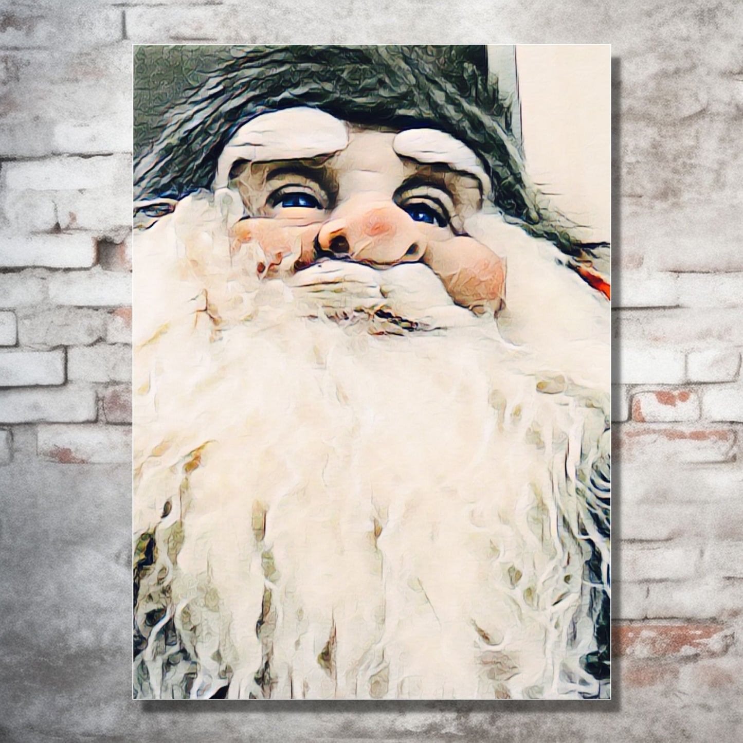 Grafisk motiv av ansiktet til en julenisse med stort, hvitt skjegg. På bildet henger nissemotivet som lerretsbilde på en murvegg. Under bildet står det en grønn kommode, og ved siden av et juletre og julepakker.