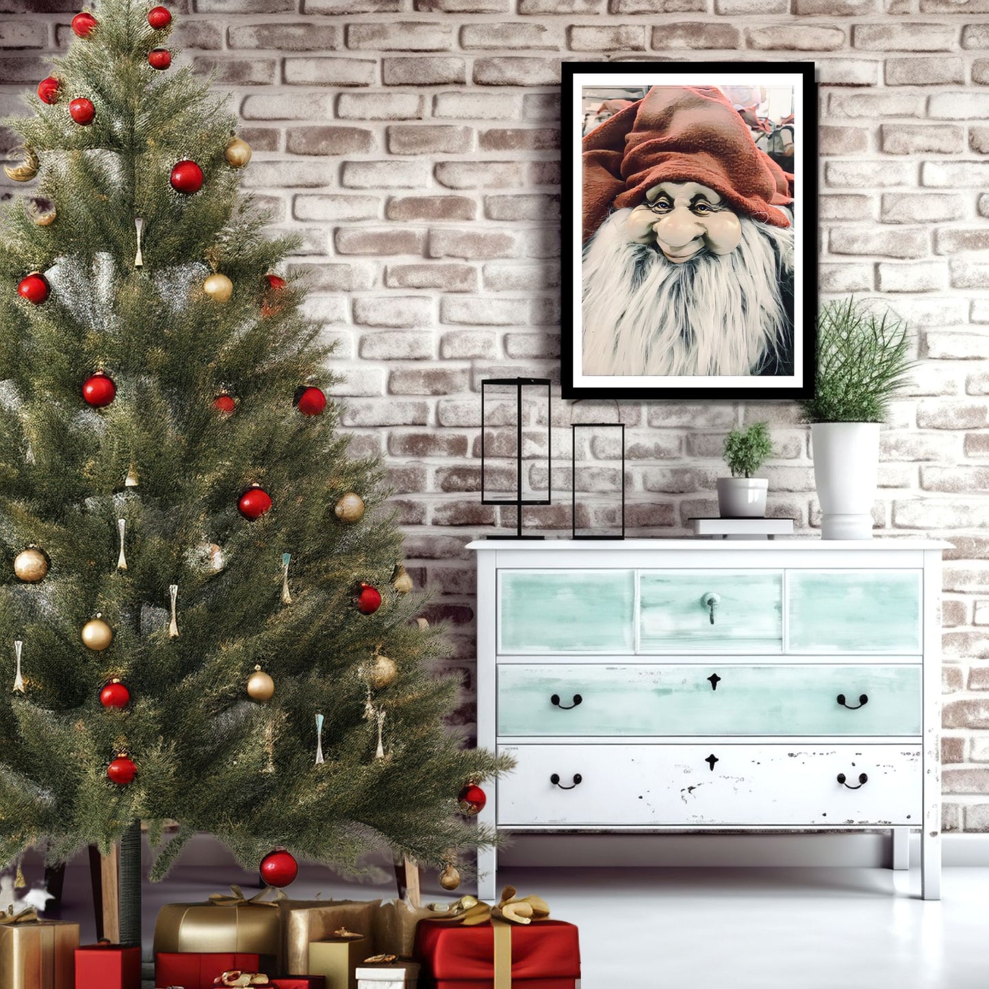 Grafisk motiv av ansiktet til en julenisse med stort, hvitt skjegg og rød nisselue. På bildet henger nissemotivet som plakat i en sort ramme på en murvegg. Under bildet står det en grønn kommode, og ved siden av et juletre og julepakker.