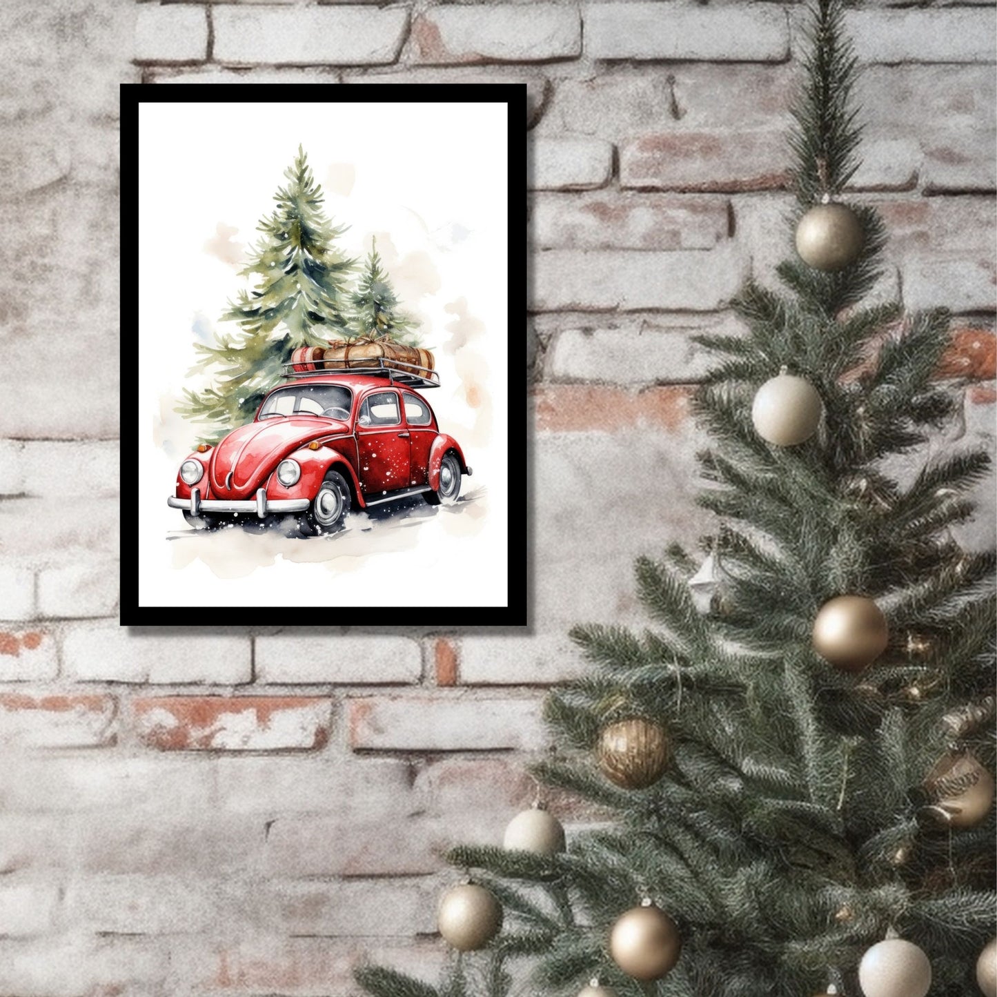 Plakat og lerret med grafisk julemotiv av gammel, rød volkswagen boble. Bilen kjører i en skog, og på taket er den lastet med juledekorasjoner. På bildet henger motivet som plakaten i en sort ramme på en murvegg ved siden av et juletre.
